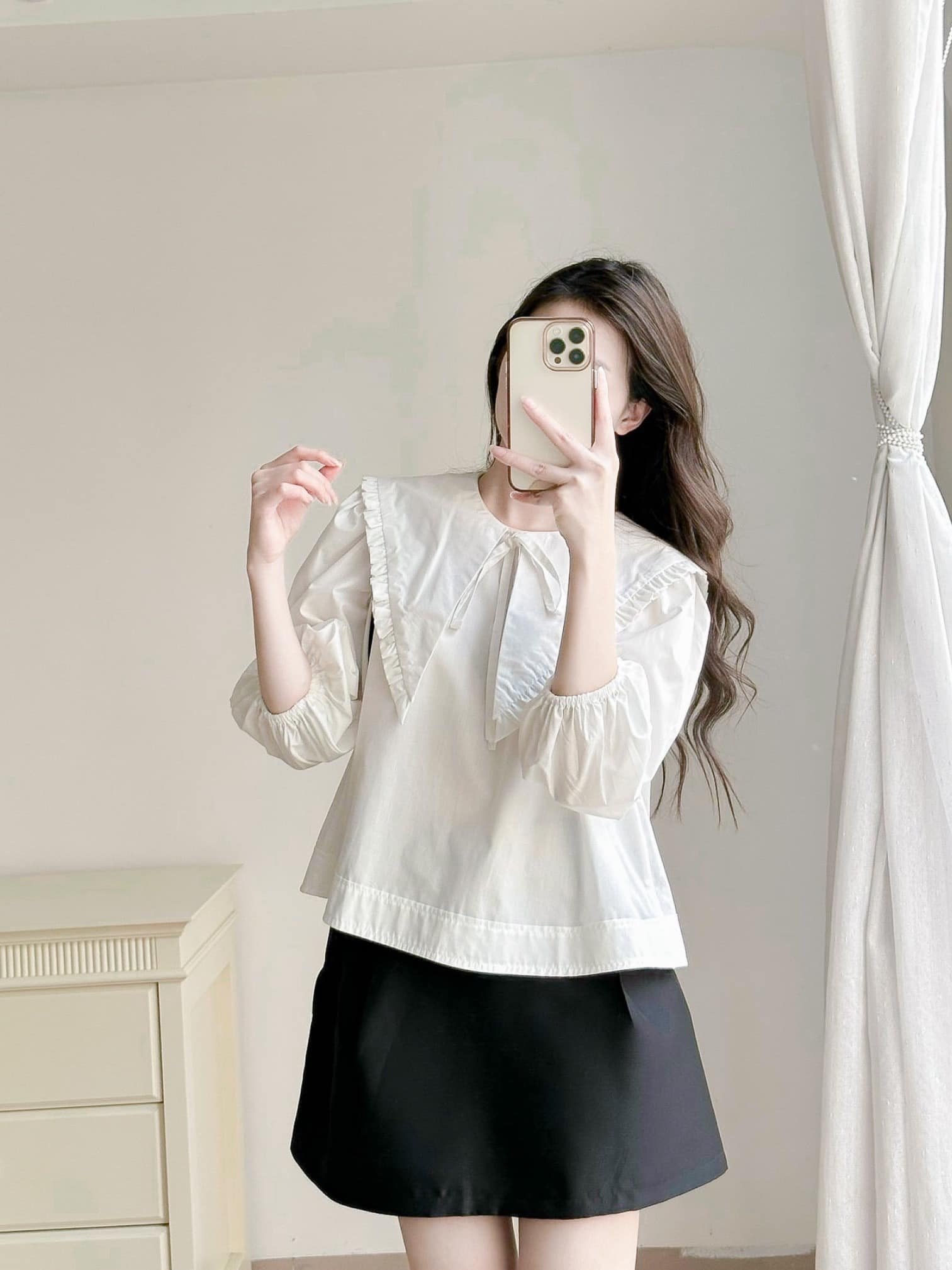 Áo sơ mi cổ nhọn kẹp tay bồng