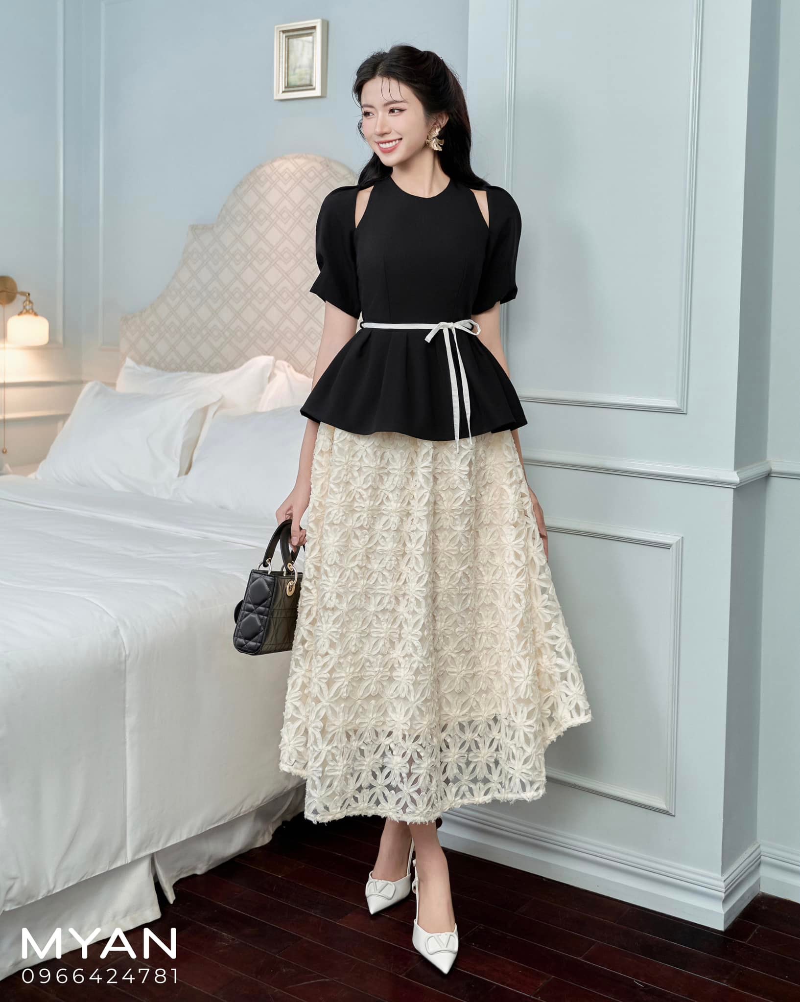 Chân váy lưới đắp hoa