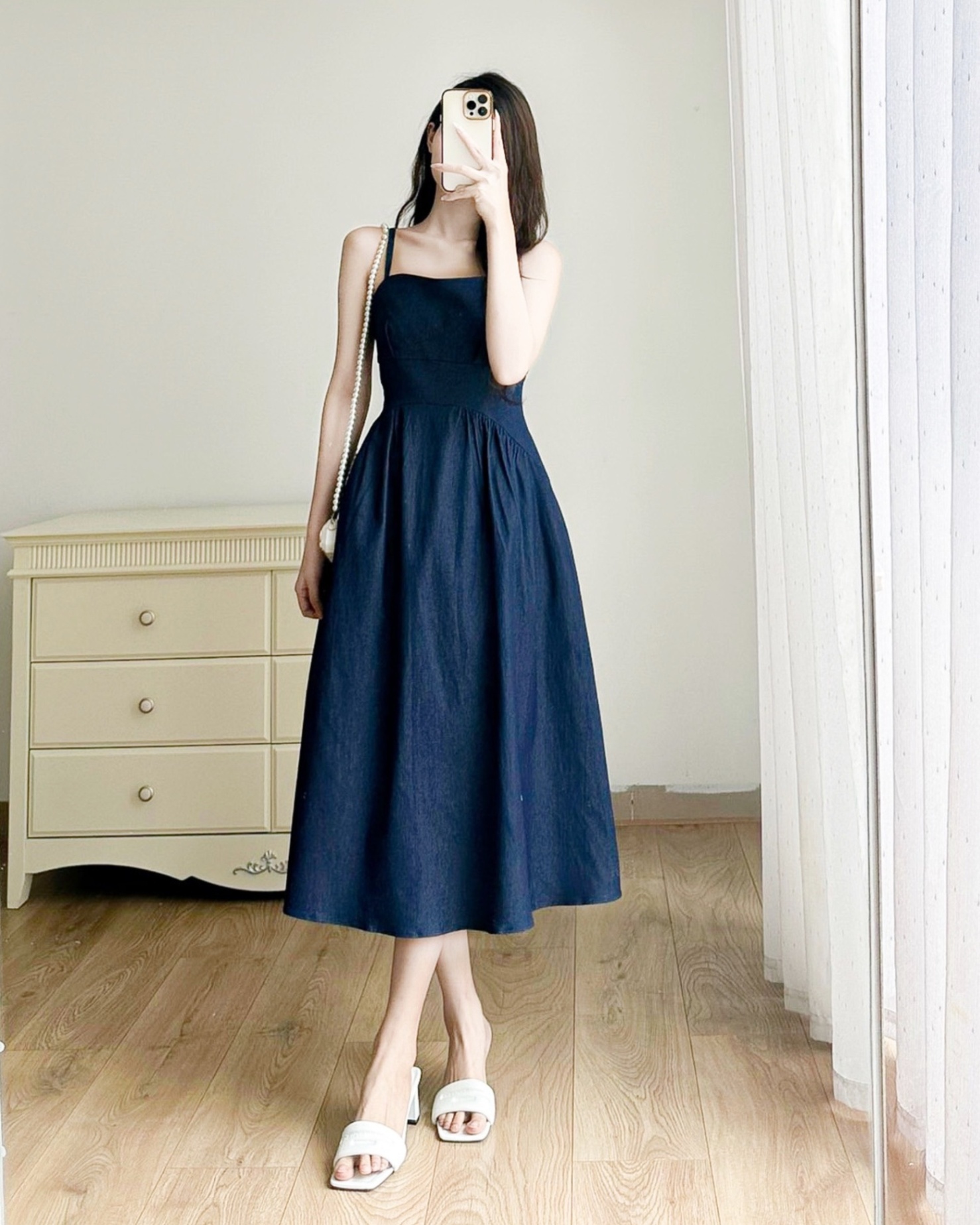 Váy hai dây Denim can lệch hông