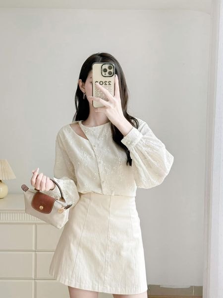 Áo sơ mi khoét vai lệch