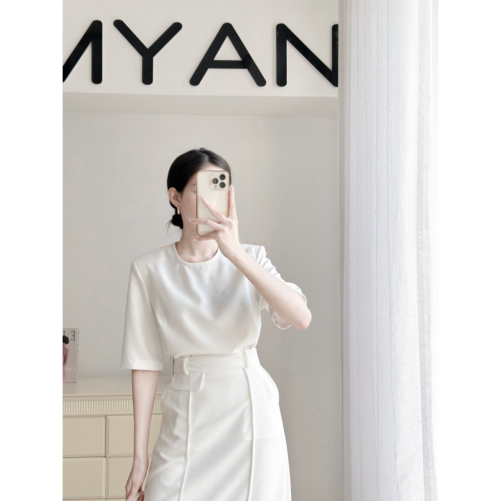 Áo cổ tròn tay lửng đệm vai