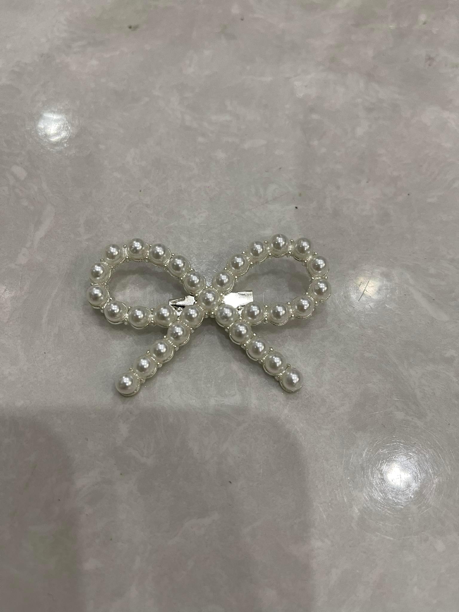 Cài áo hình nơ đính ngọc trai