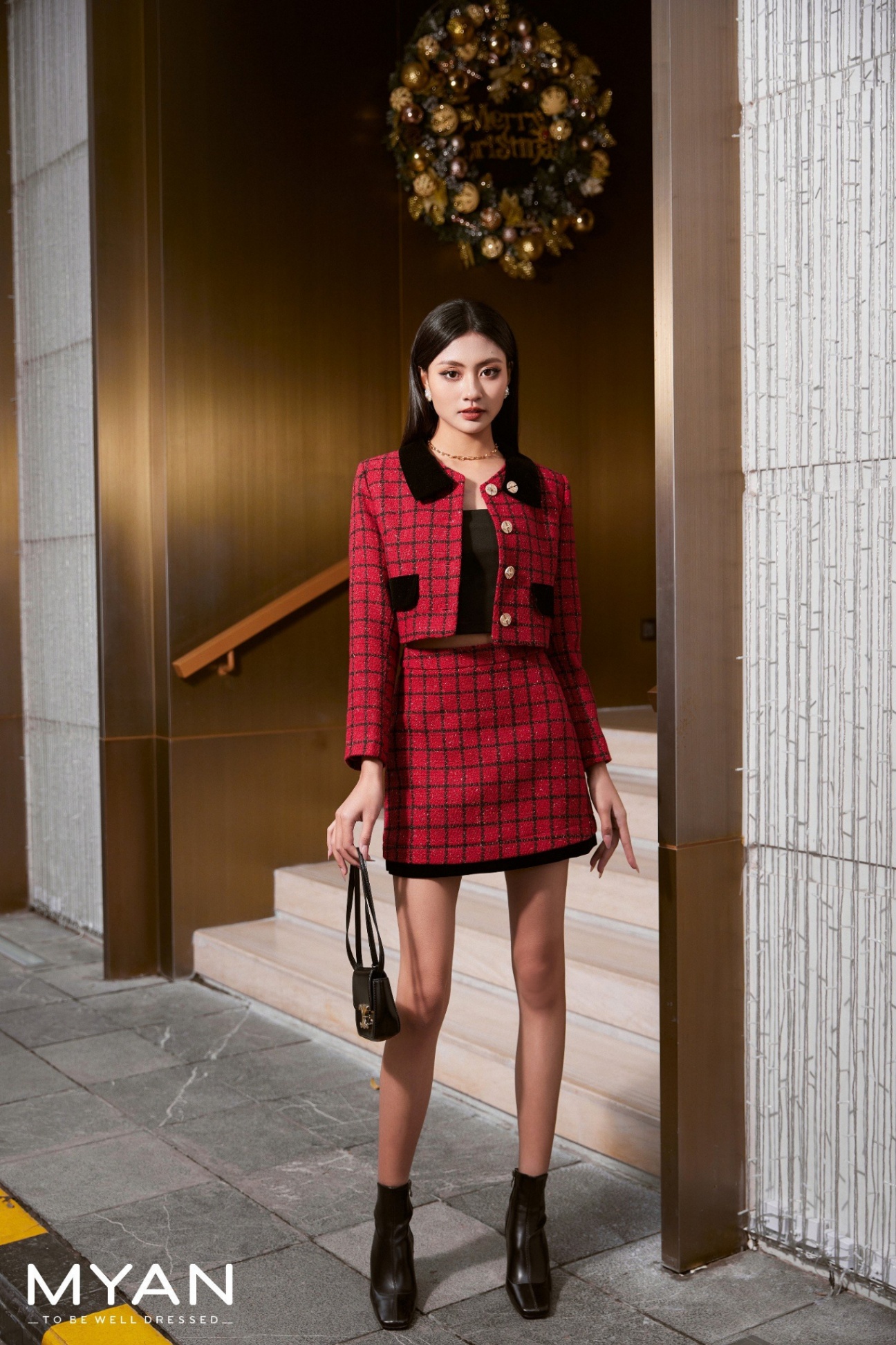 Áo tweed kẻ cổ phối