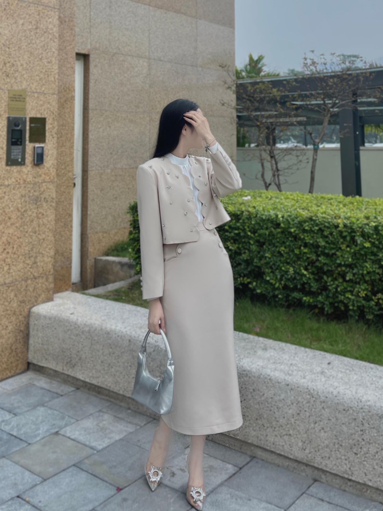 Áo khoác viền lượn đính đá