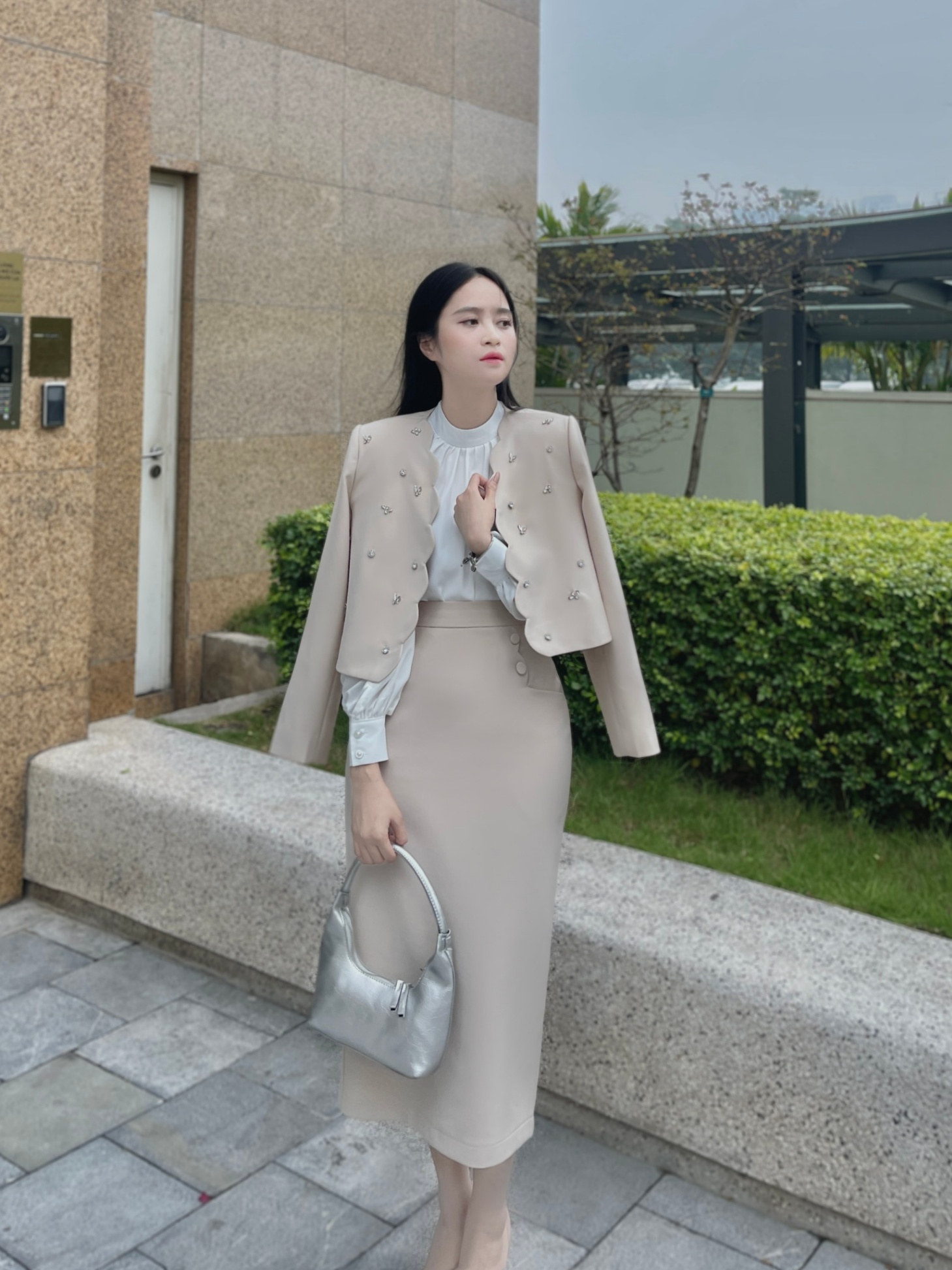 Chân váy bút chì túi viền lượn