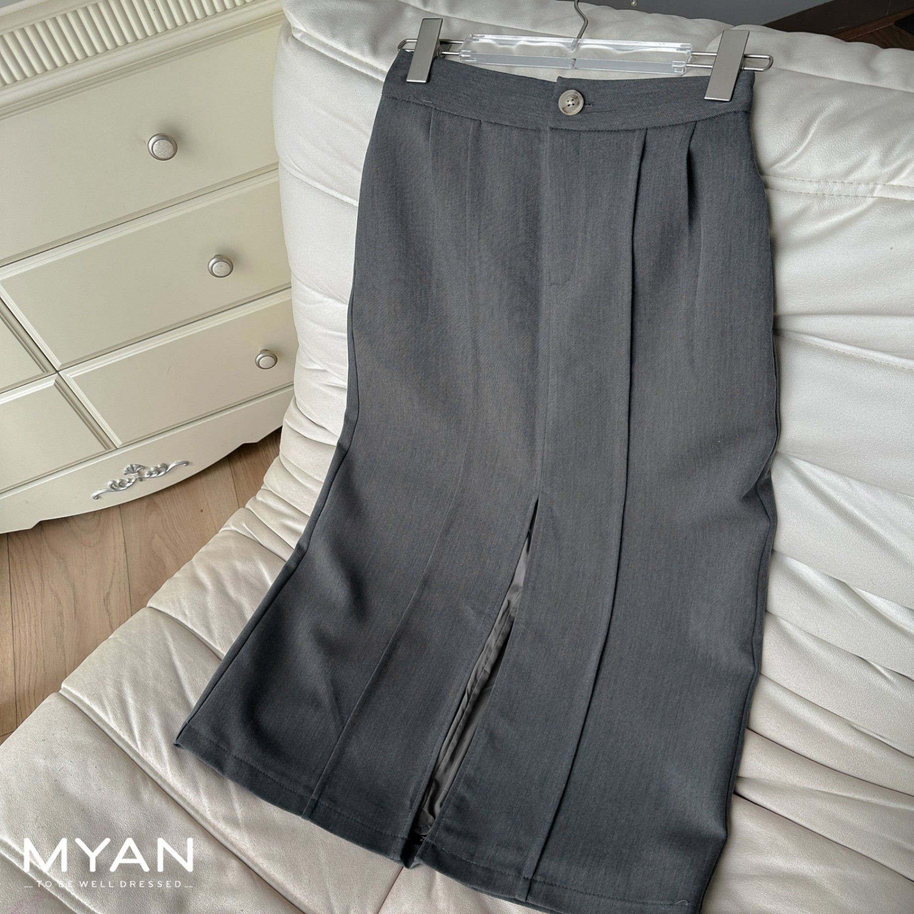 Chân váy dài xẻ trước cúc đồi mồi