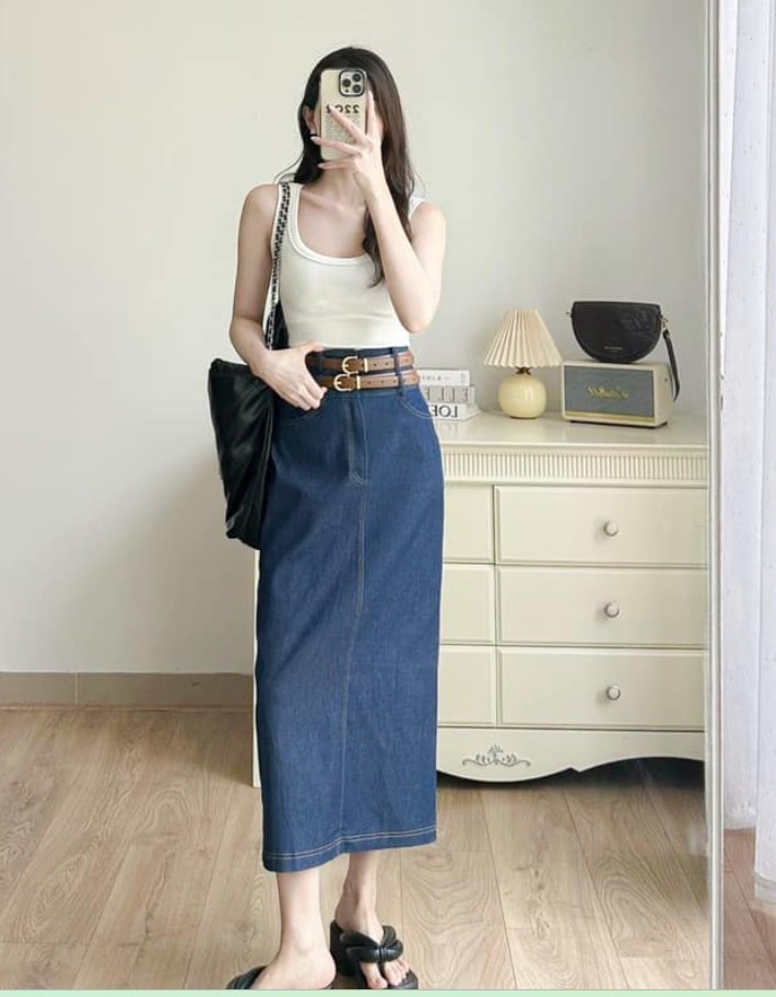 Chân váy denim bút chì dáng dài.