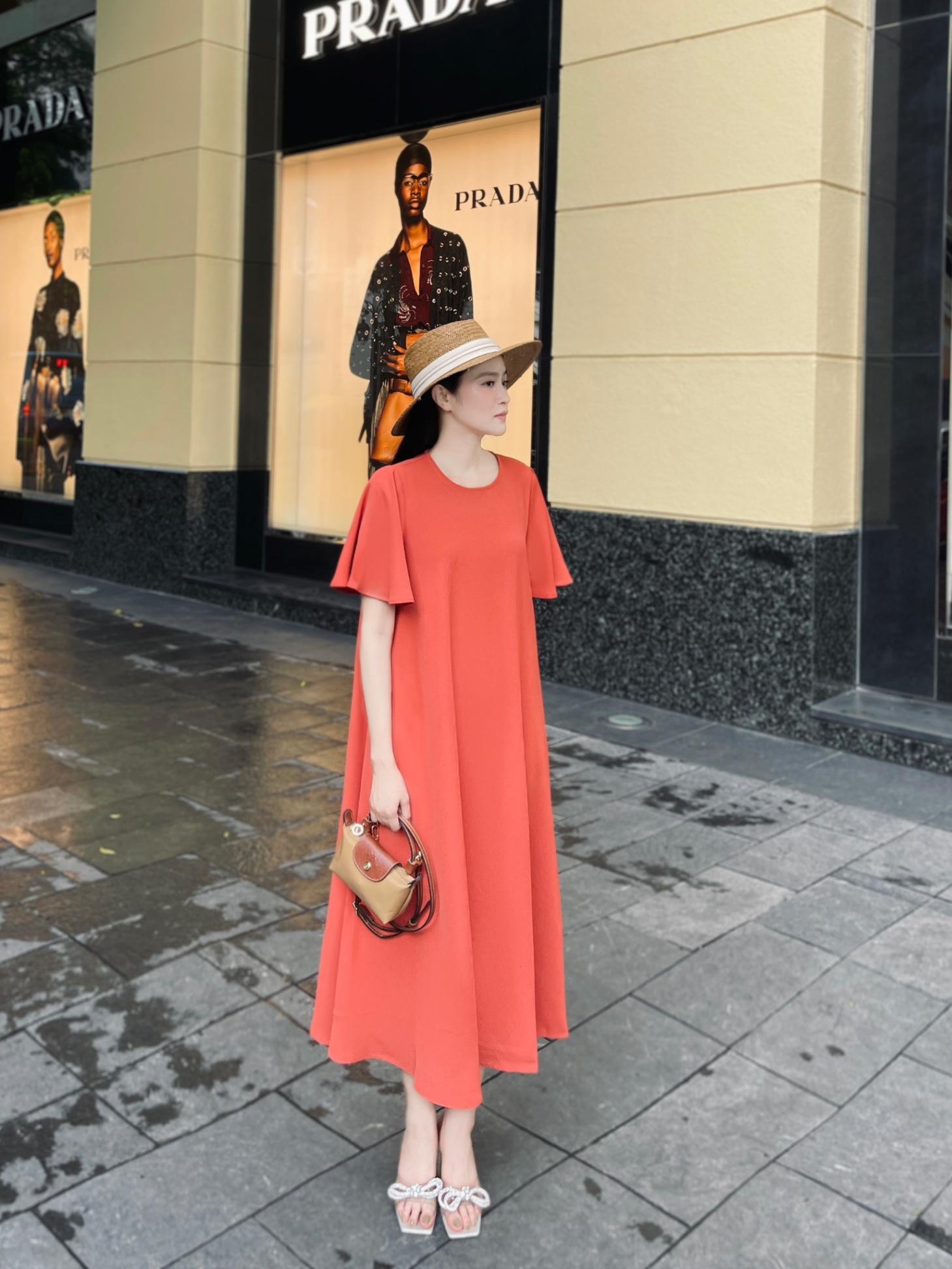 Váy suông cổ tròn tay xòe rủ