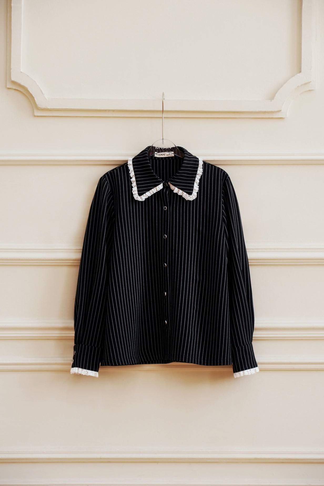 Áo sơ mi kẻ cổ đức phối ren