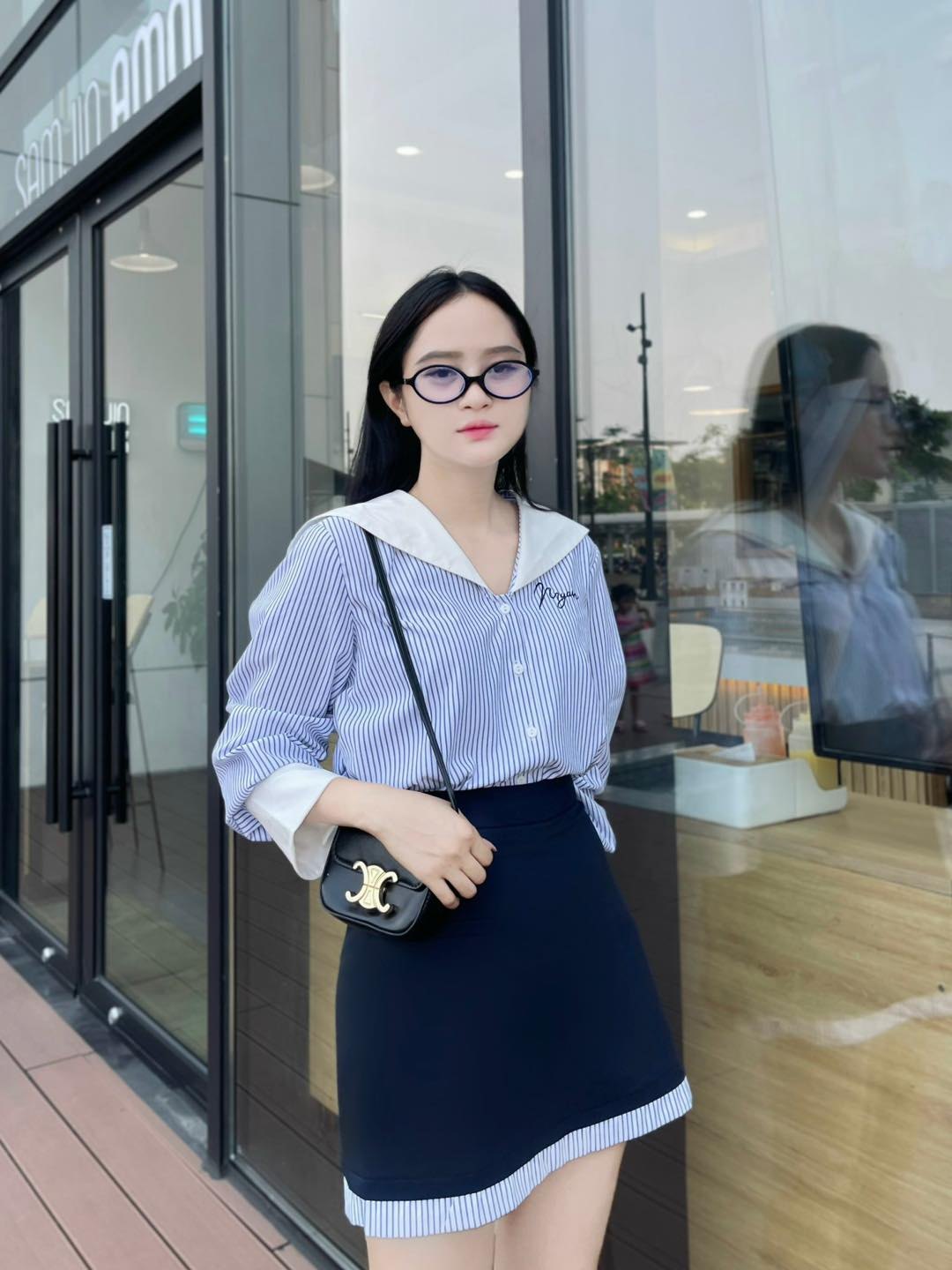 Áo kẻ phối cổ thủy thủ thêu logo