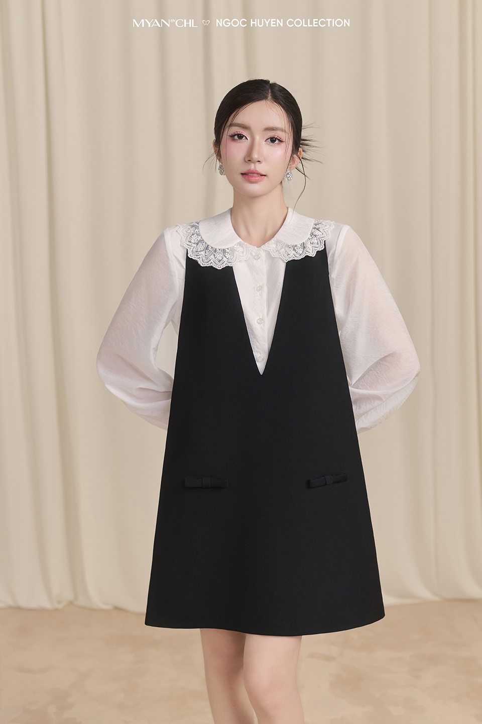 Yếm cổ V trễ hai nơ