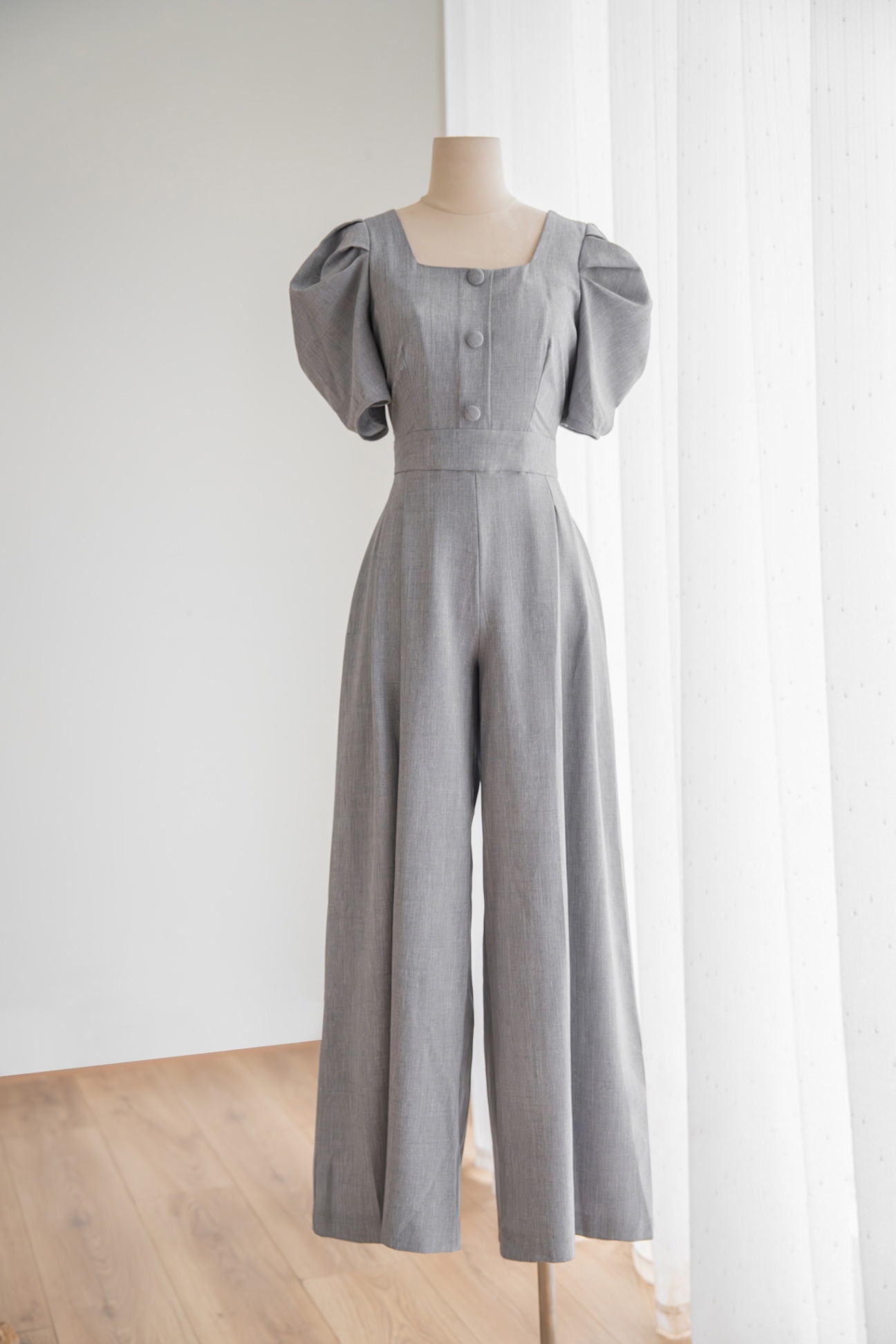 Jumsuit cổ vuông 3 cúc ngực tay bồng