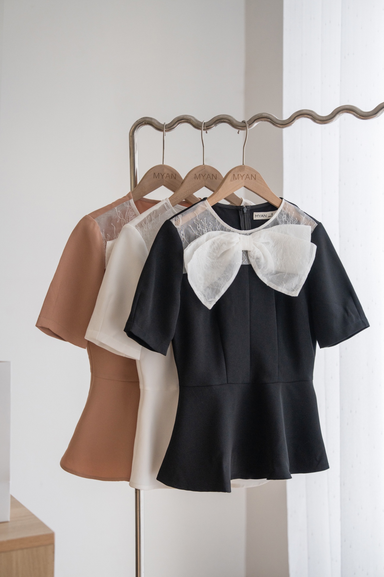 Áo peplum phối ren nơ trước ngực