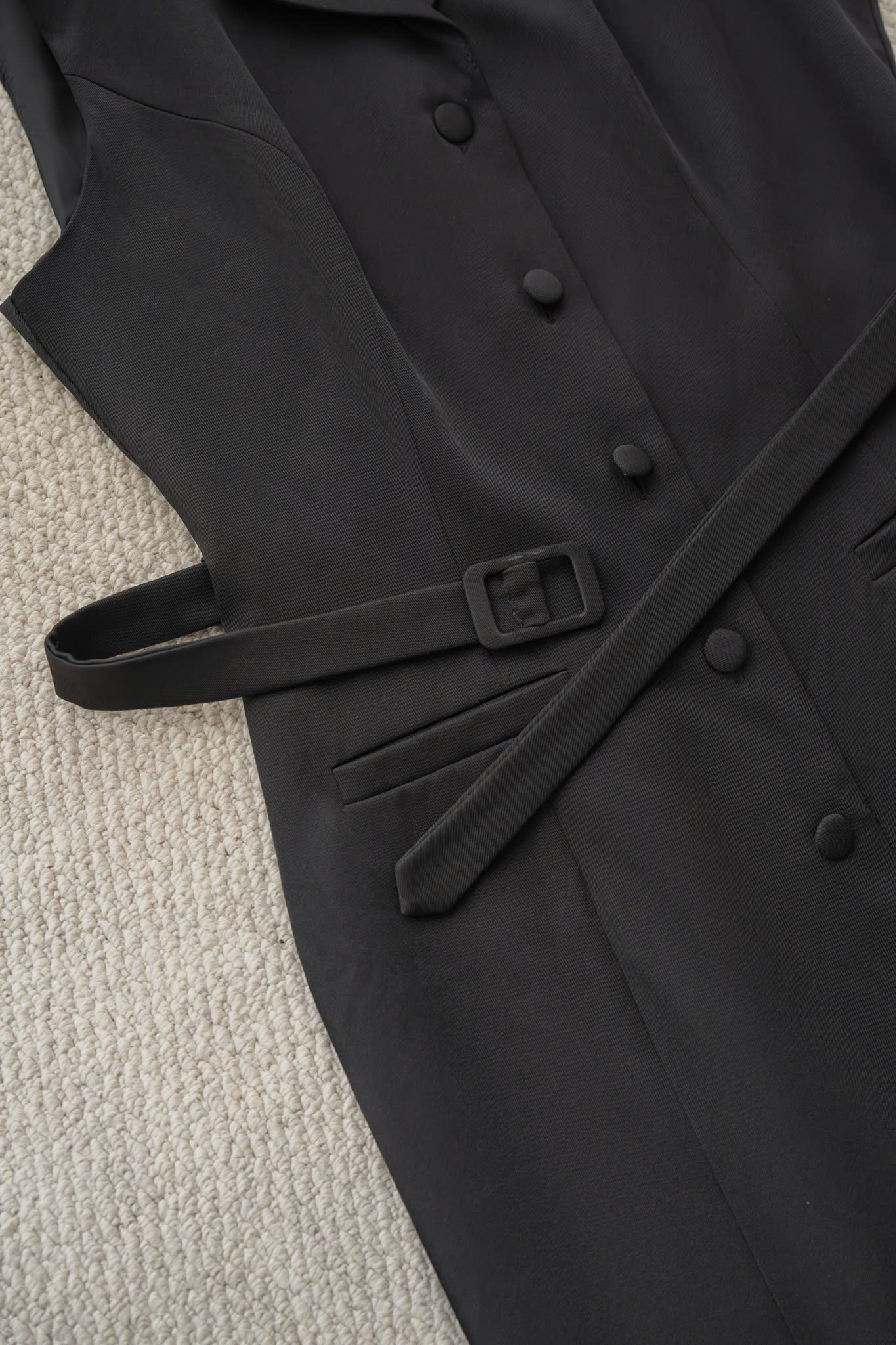 Váy cổ vest sát nách đai eo