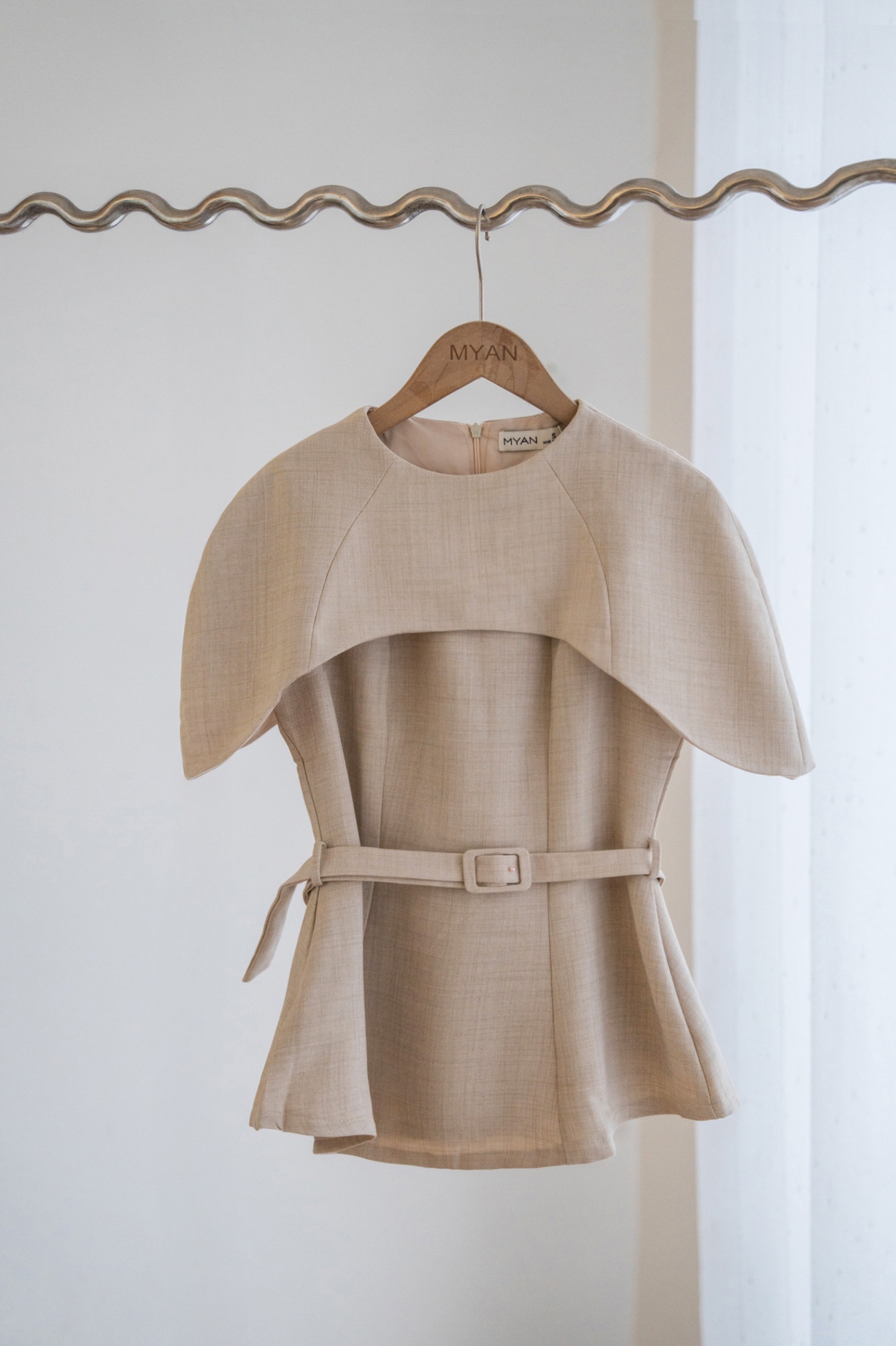 Áo peplum phủ vai ( Giảm 50.000 khi mua thêm quần mã Qvn042302 )
