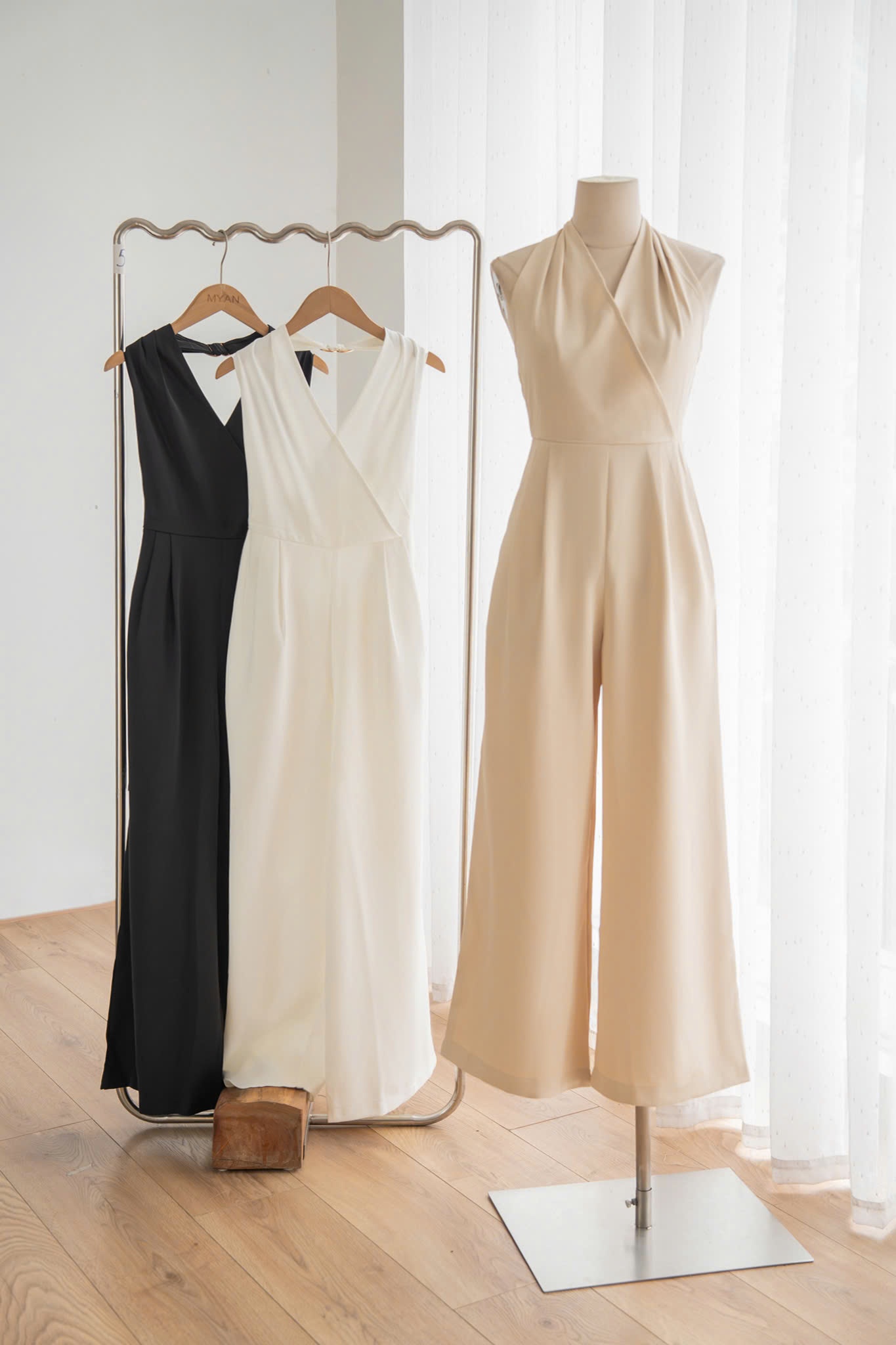 Jumpsuit hở lưng buộc nơ