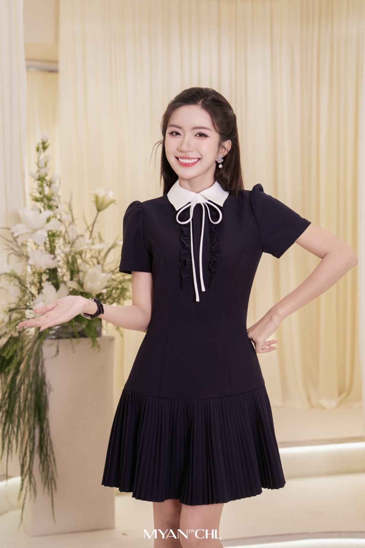 Váy ngắn tay phối cổ đuôi cá xếp ly nhỏ