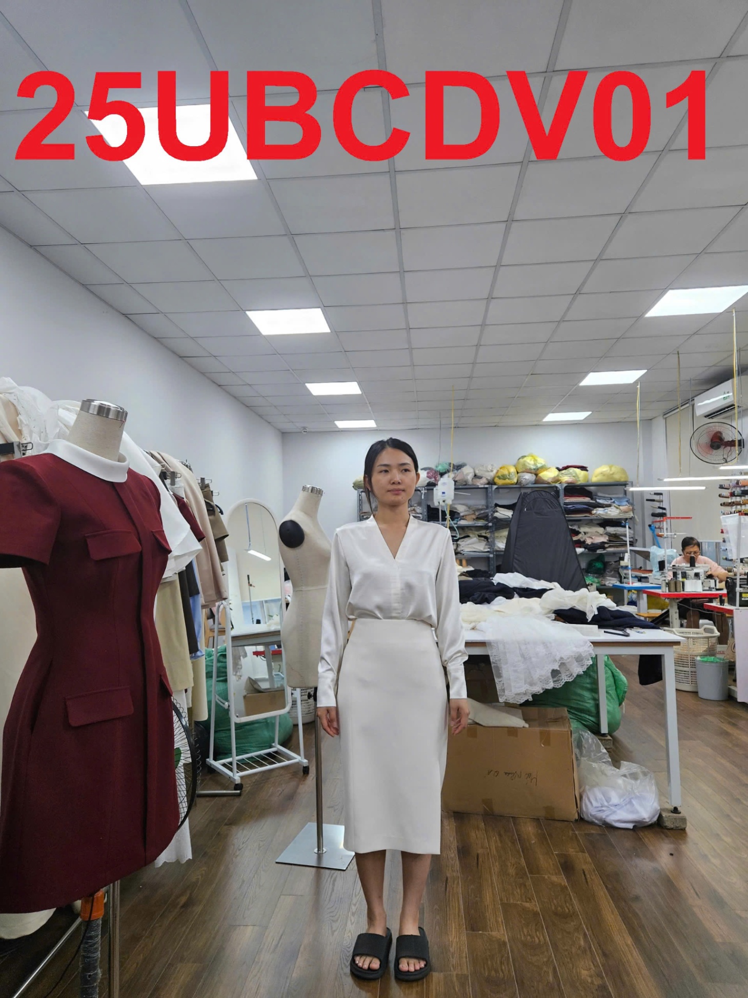 Chân váy bút chì dáng vừa xẻ lệch