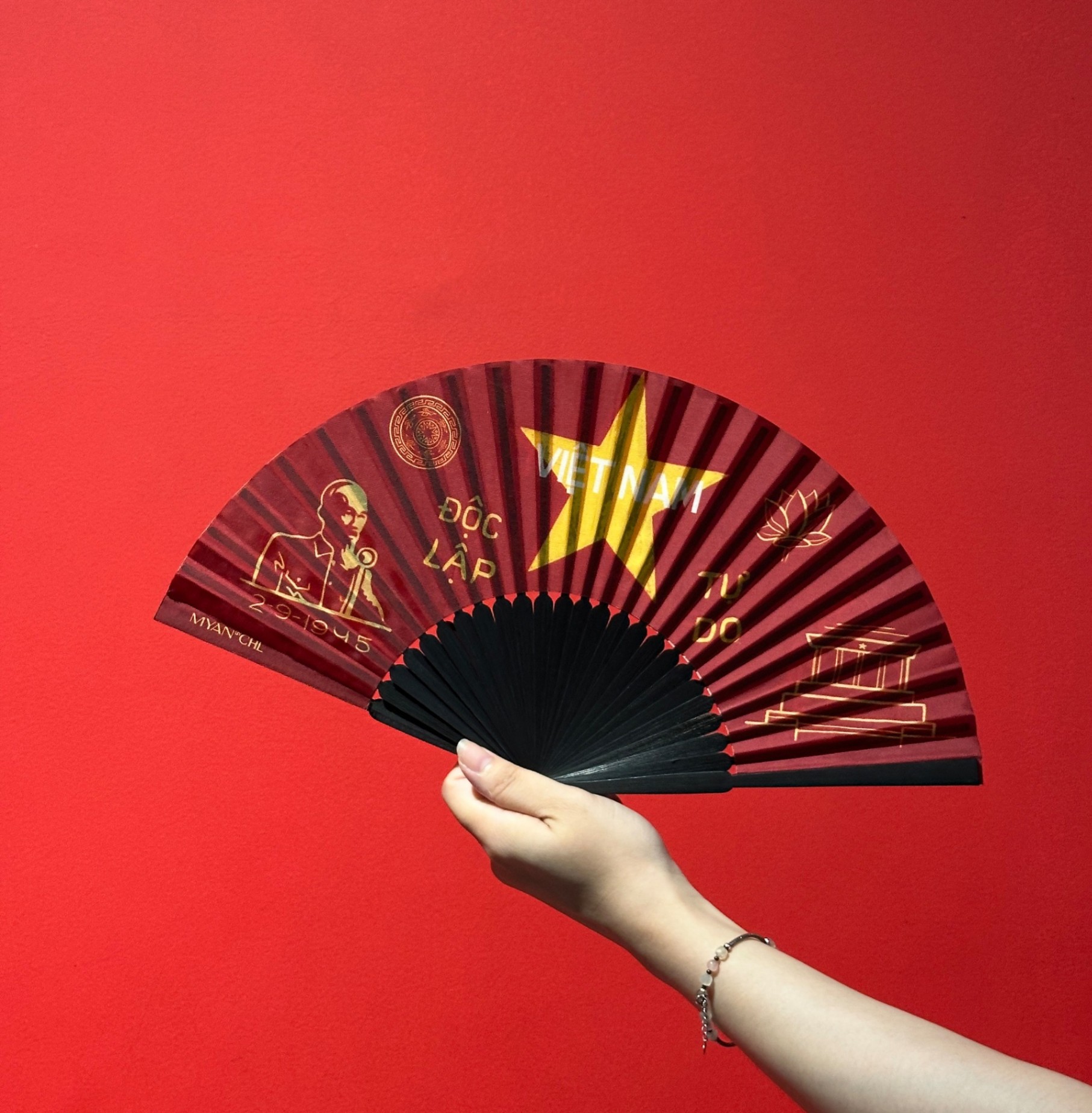 Quạt giấy tự hào Việt Nam