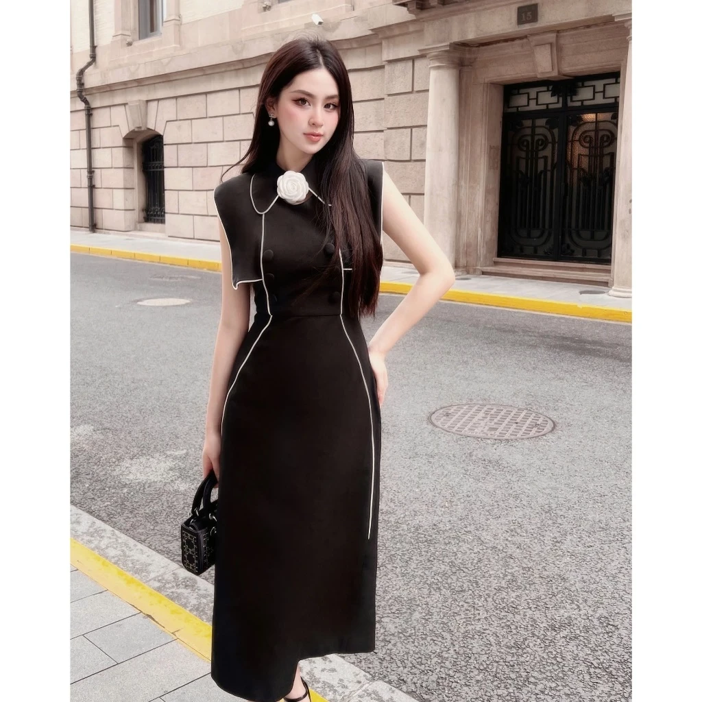 Váy dáng xuông chi tiết phối đường kẻ trắng.