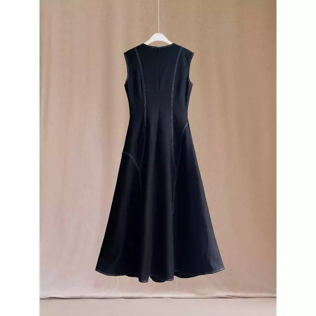 Váy giả jean sát nách cut line dọc thân.