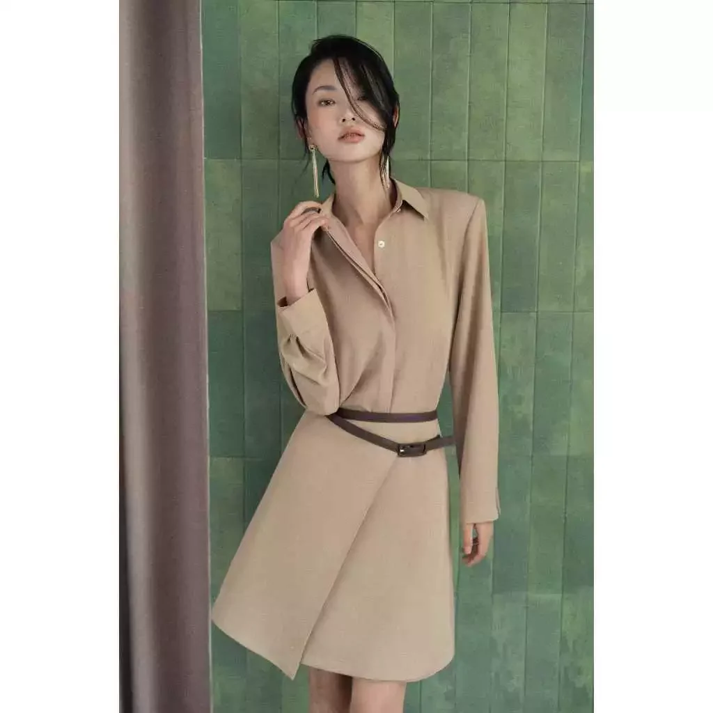 Váy sơ mi kèm chân váy rời.