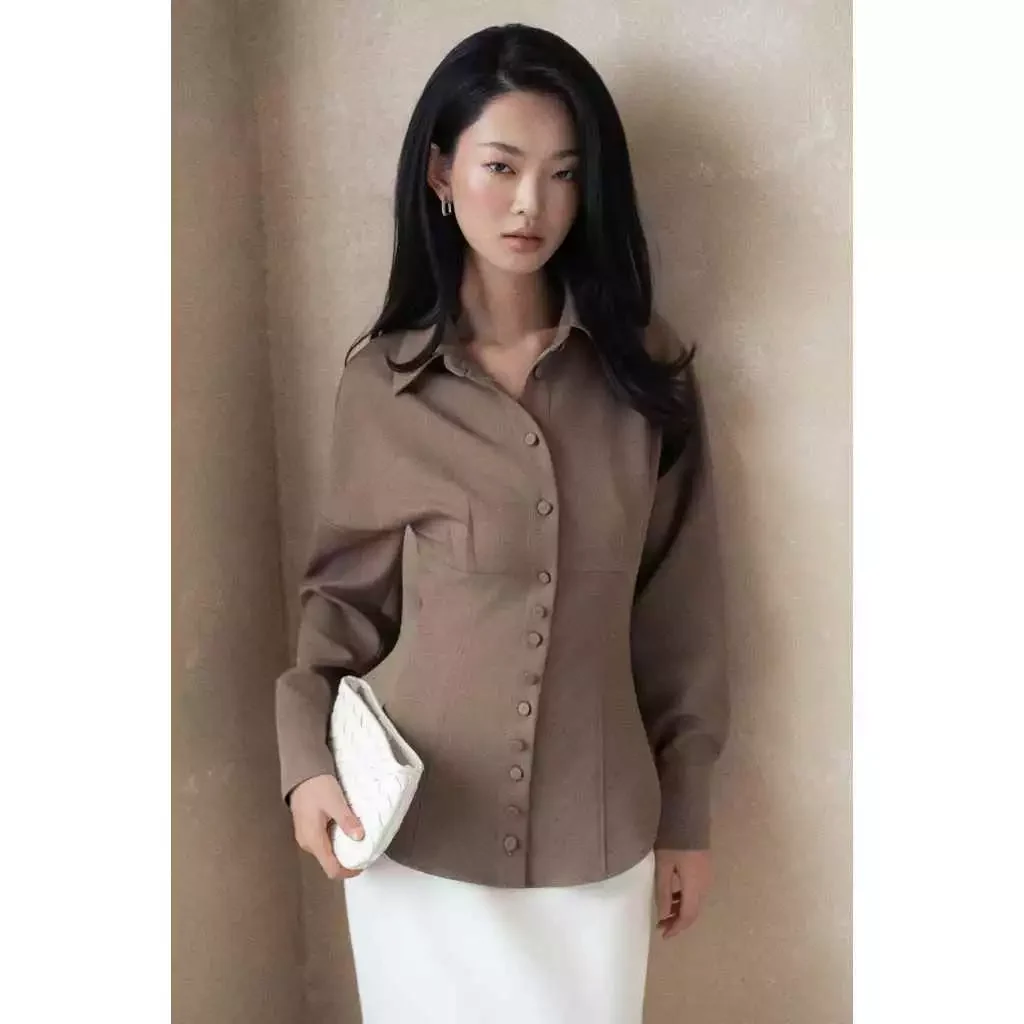 Áo sơ mi cổ đức dài tay ôm eo