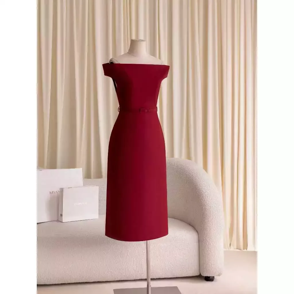Váy dáng ôm trễ vai thắt lưng rời