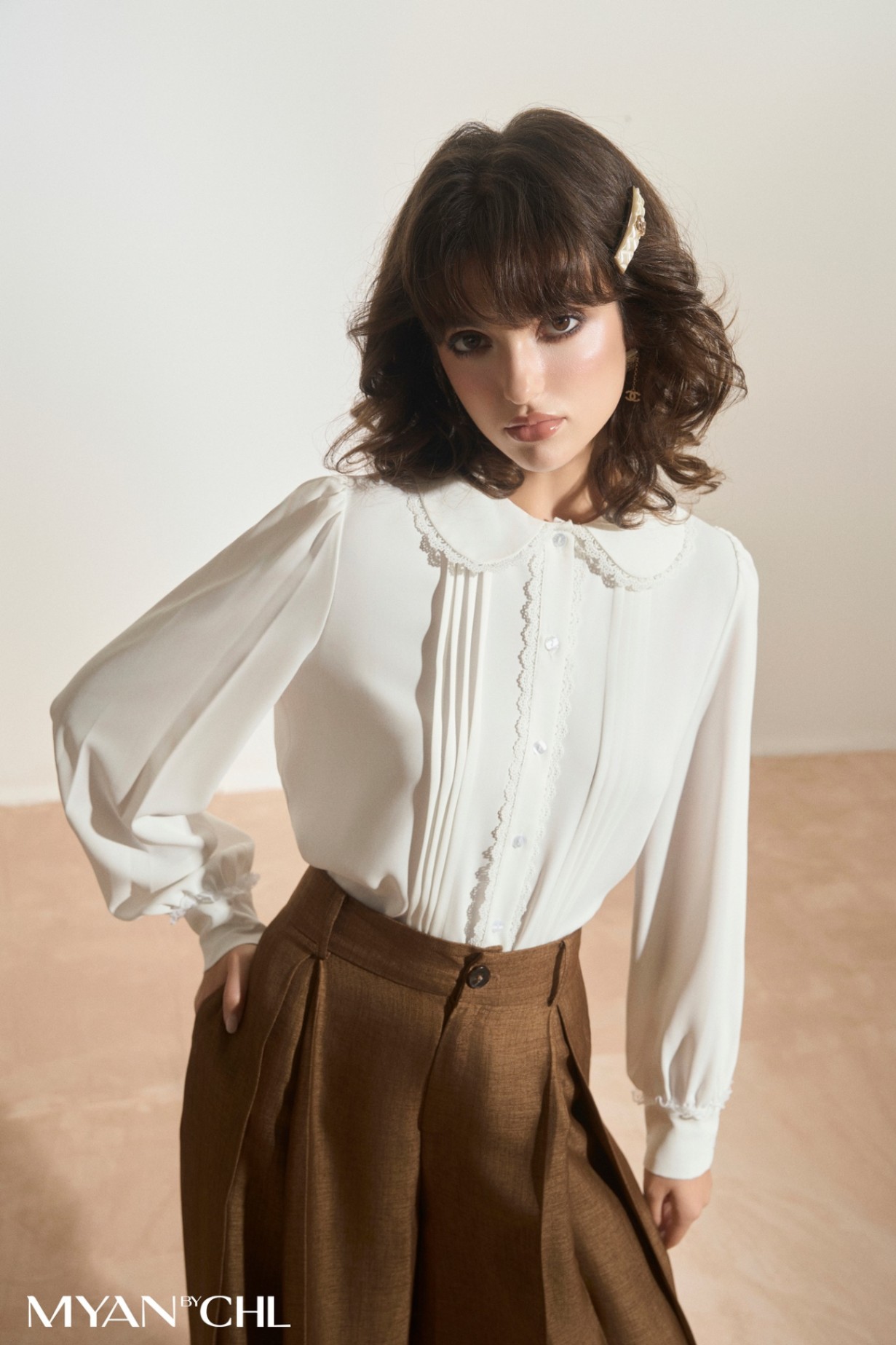 Áo sơ mi lụa dài tay xếp ly dọc phối ren.