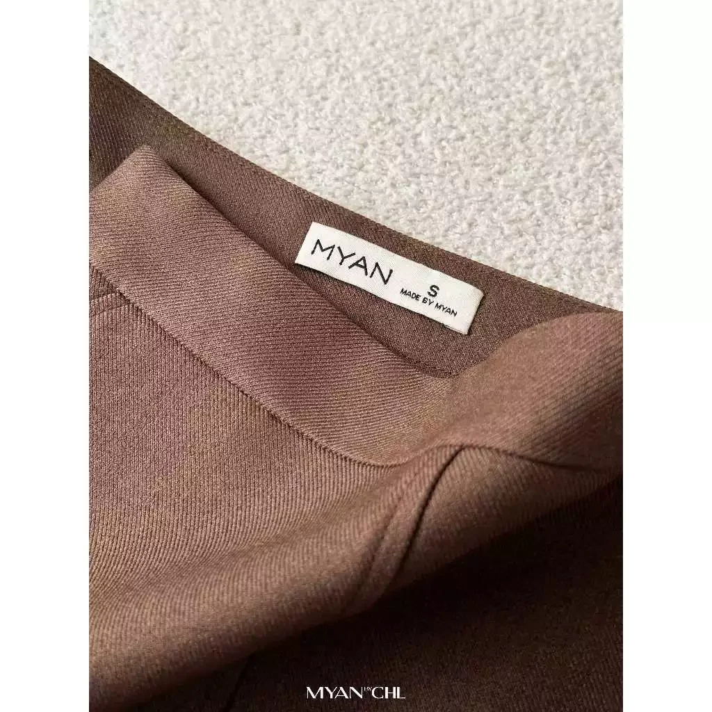 Chân váy dáng A ngắn túi chéo