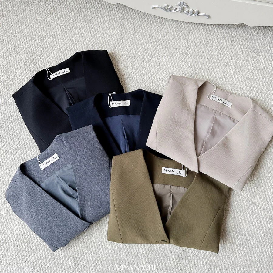 Áo gile cổ V cúc bọc mắt cáo