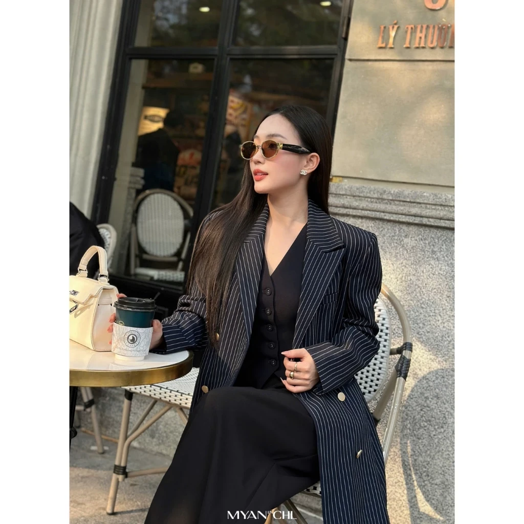 Áo gile cổ V cúc bọc mắt cáo