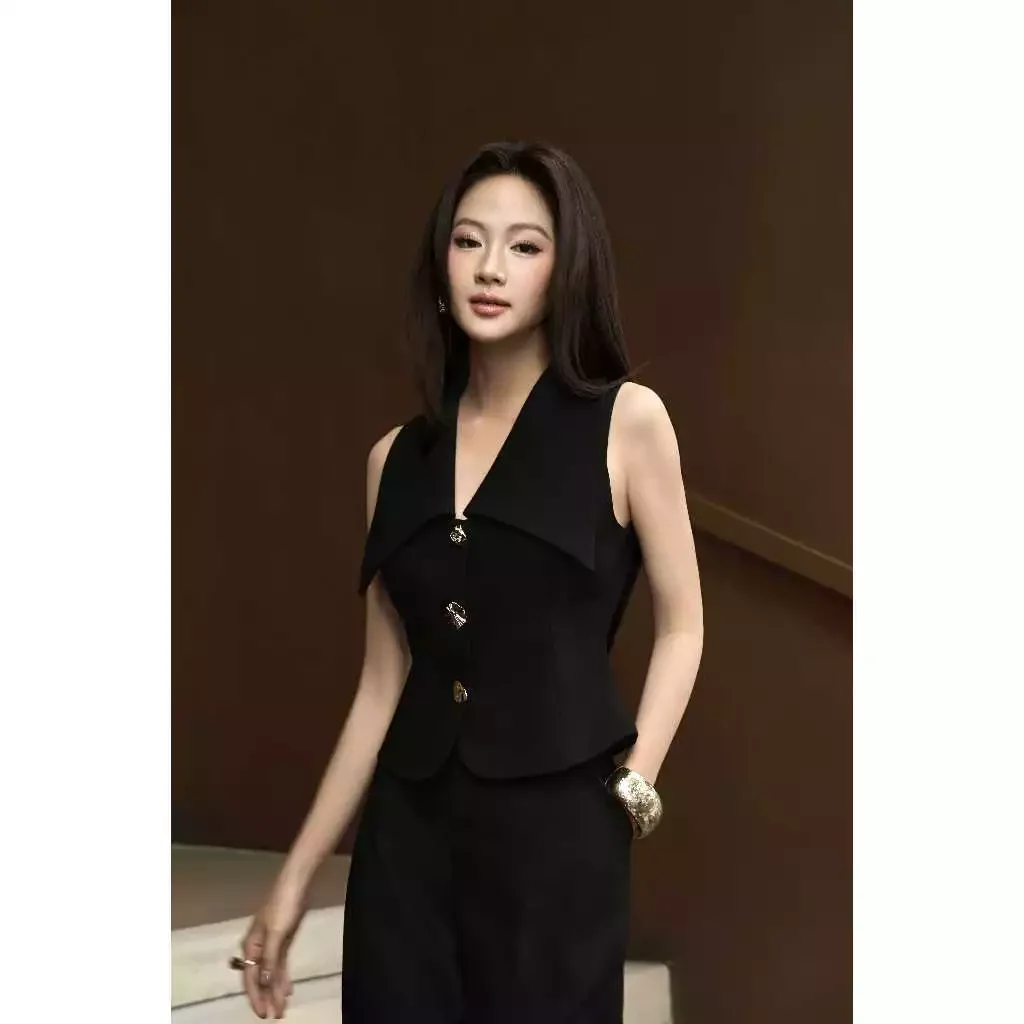 Áo gile lá cổ bản lớn cúc kim loại