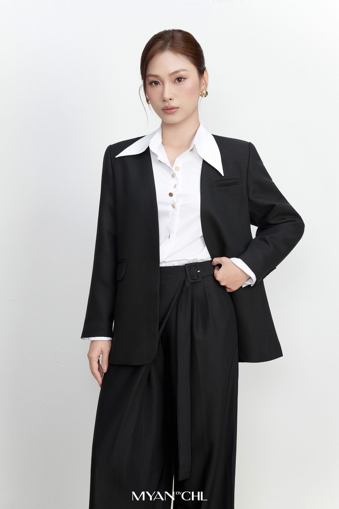 Áo blazer không cổ vạt tròn hai túi