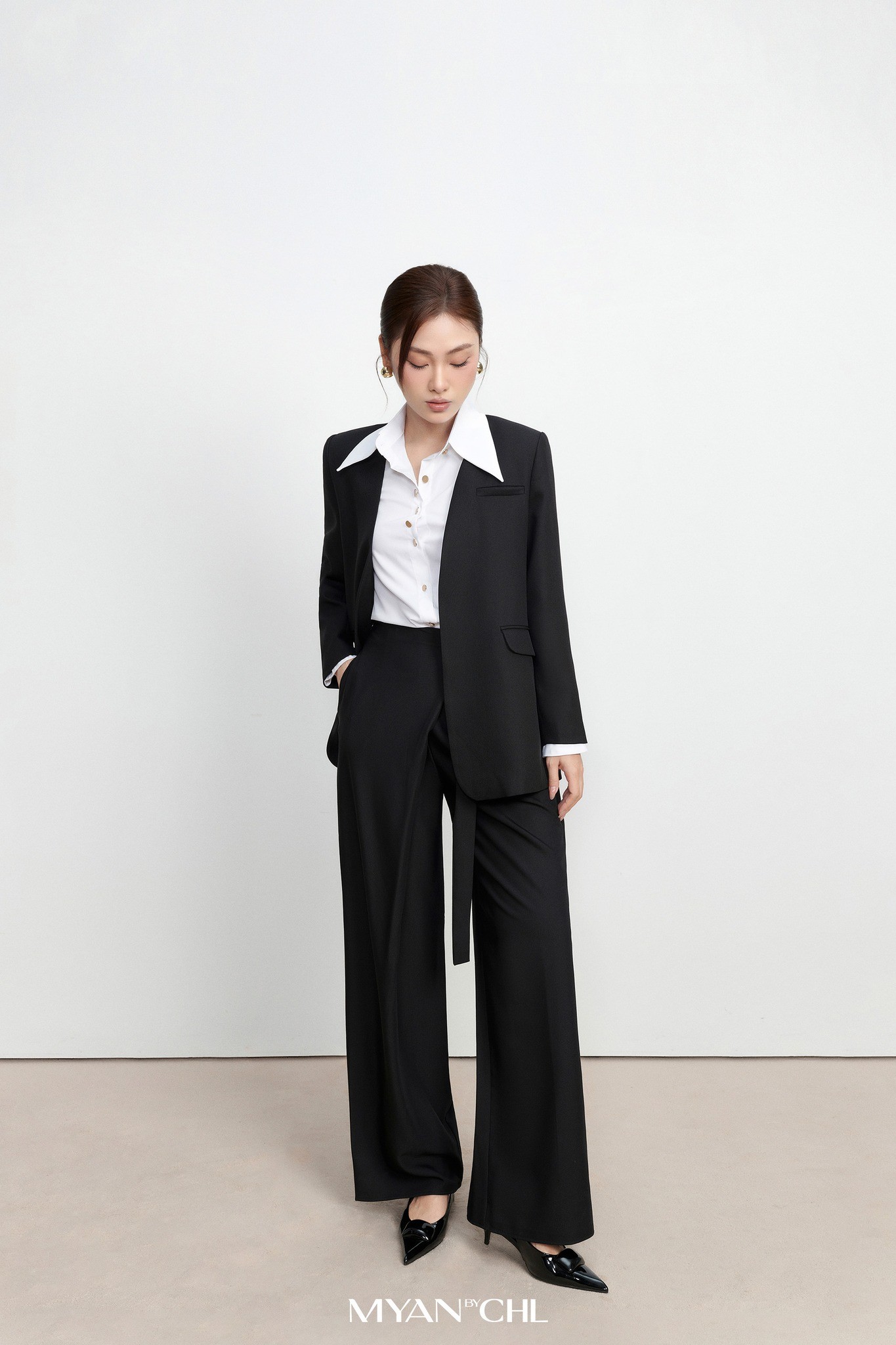 Áo blazer không cổ vạt tròn hai túi