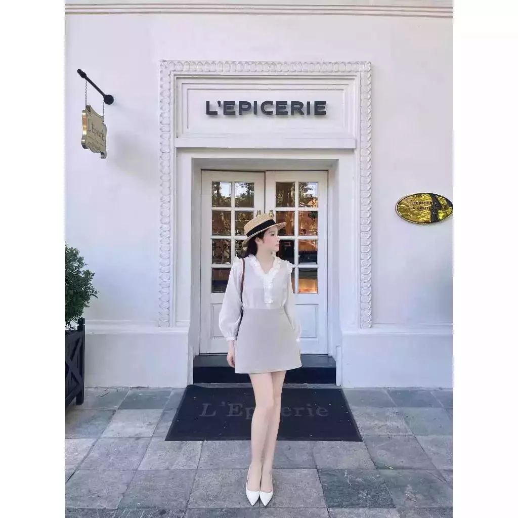 Chân váy dáng A ngắn túi chéo.