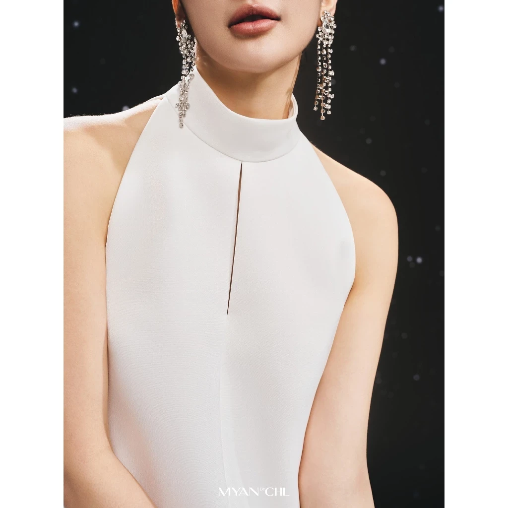 Váy cổ yếm dáng ngắn cut out