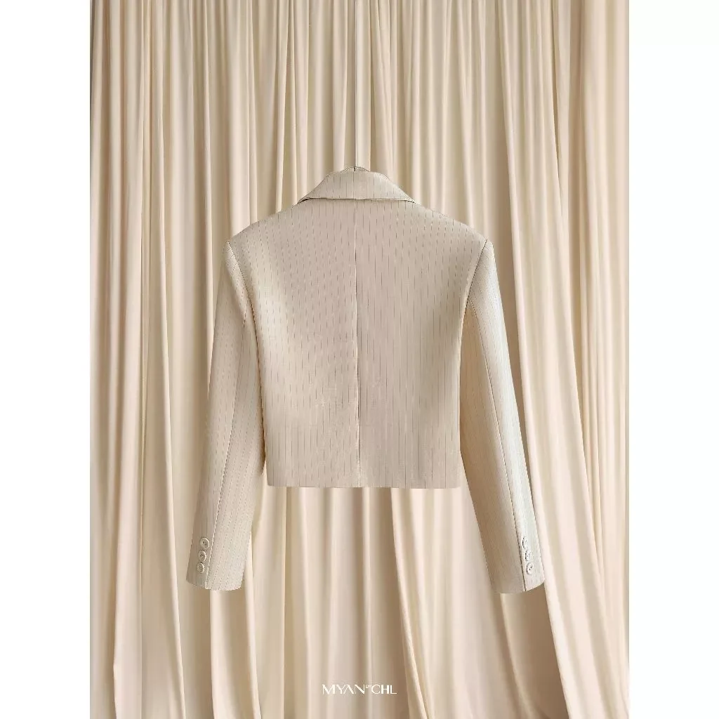 Áo blazer kẻ dáng ngắn