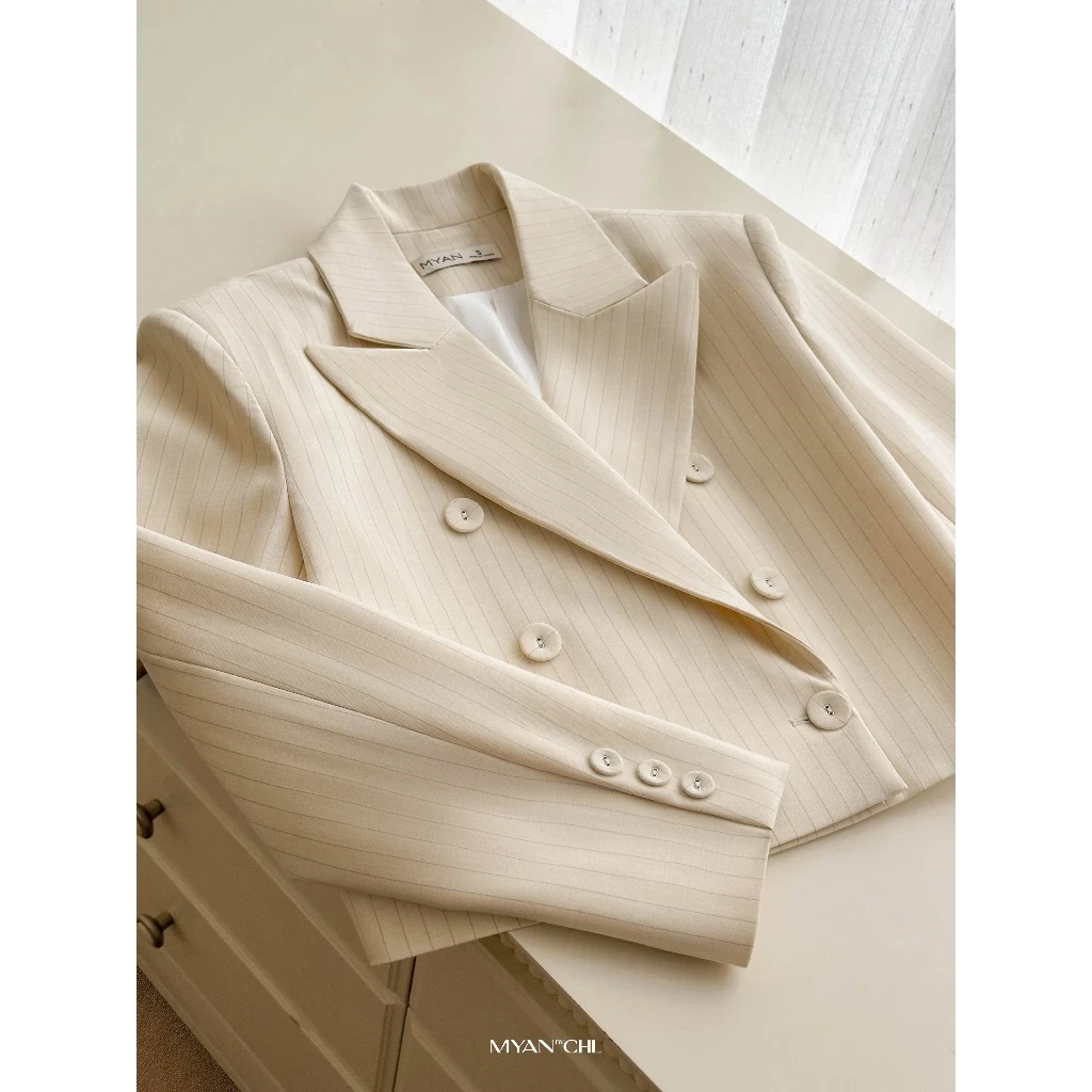 Áo blazer kẻ dáng ngắn
