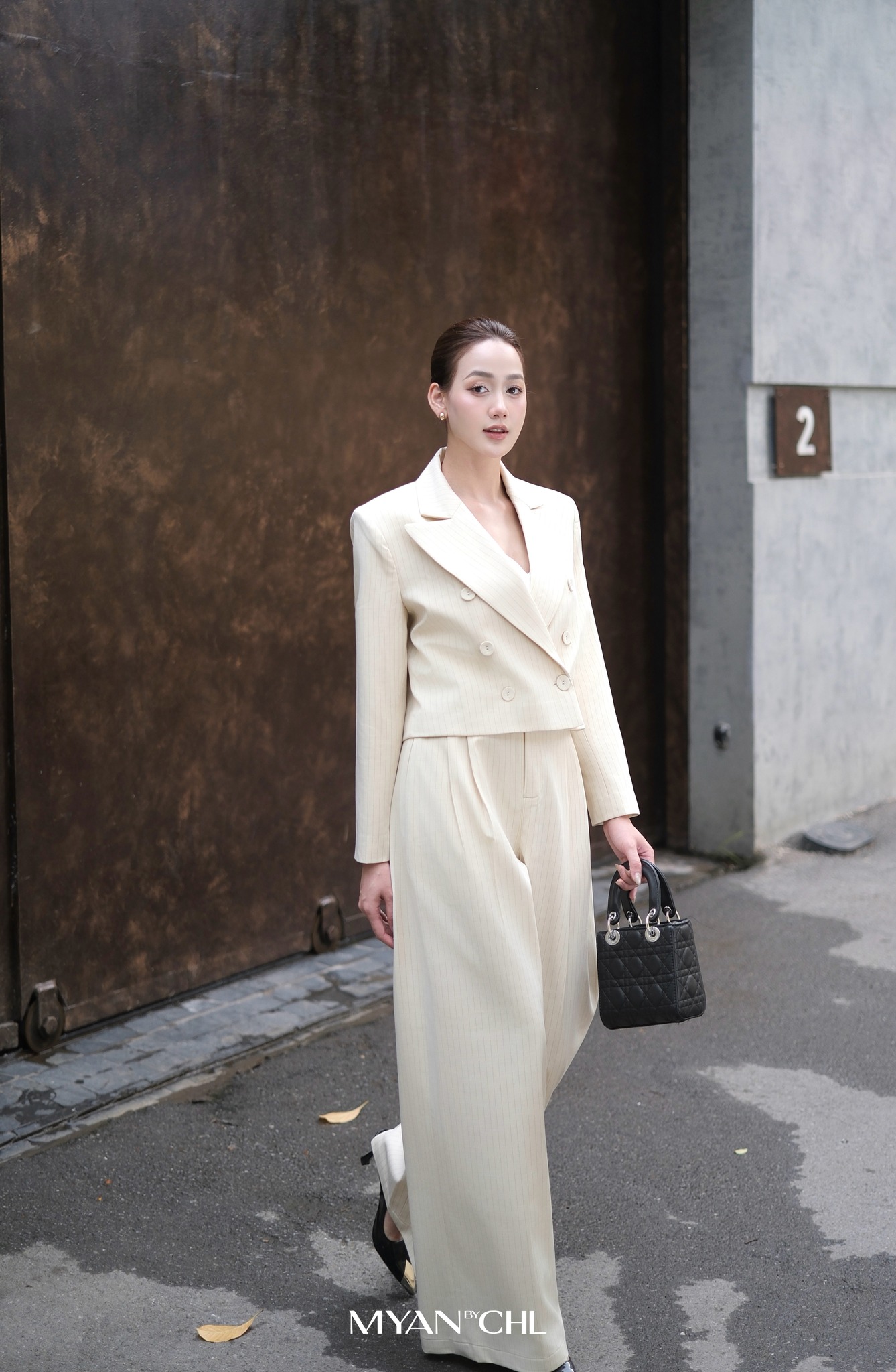 Áo blazer kẻ dáng ngắn