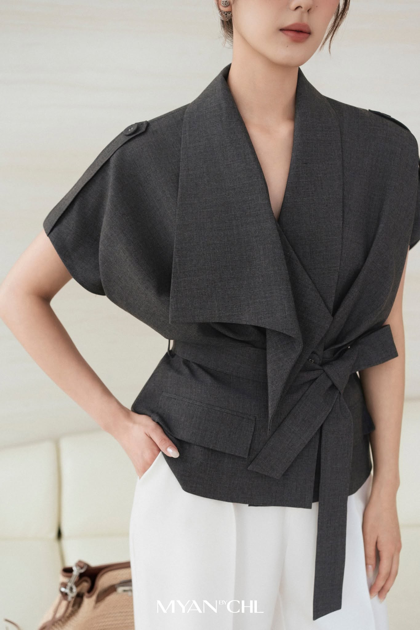 Áo cổ shawl đổ cách điệu kèm dây đai