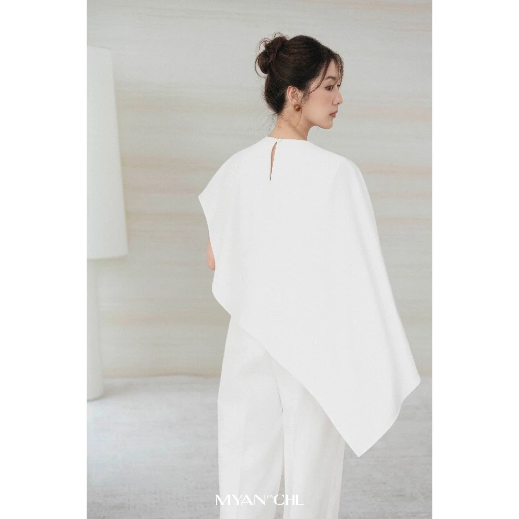 Áo phủ vạt lệch thân xếp ly