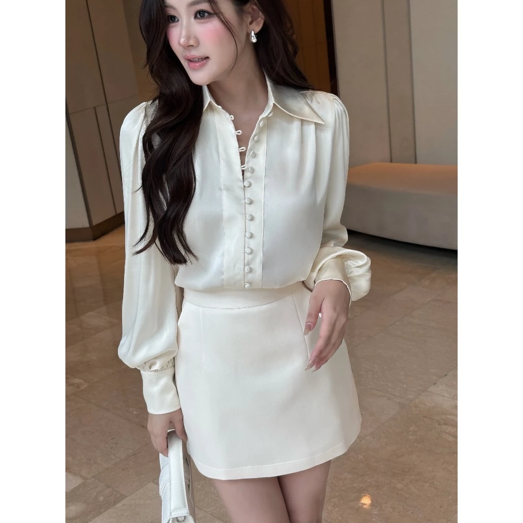 Áo sơ mi lụa đính cúc bọc