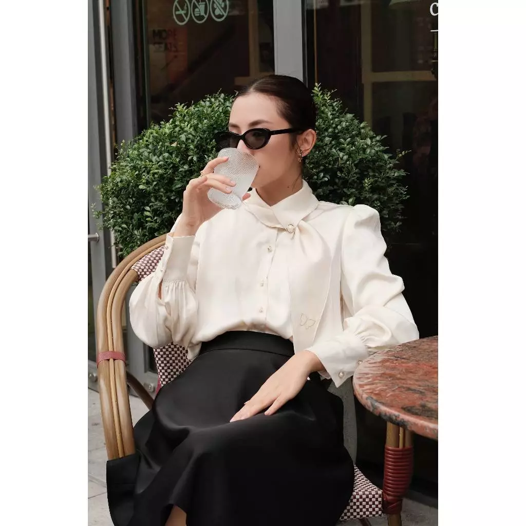 Áo sơ mi nơ cổ cúc ngọc cách điệu