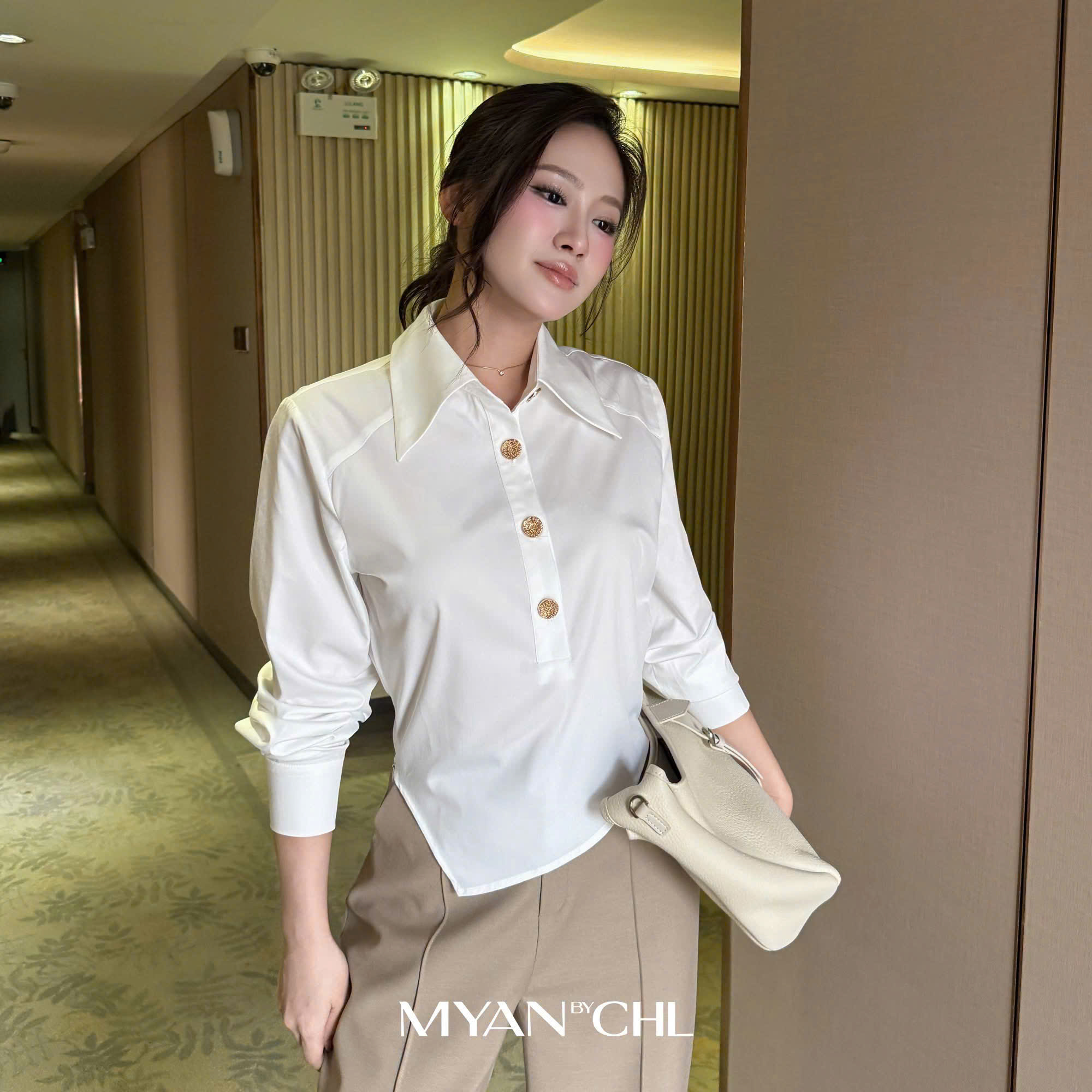 Áo sơ mi vạt gấu vát cài cúc kim loại
