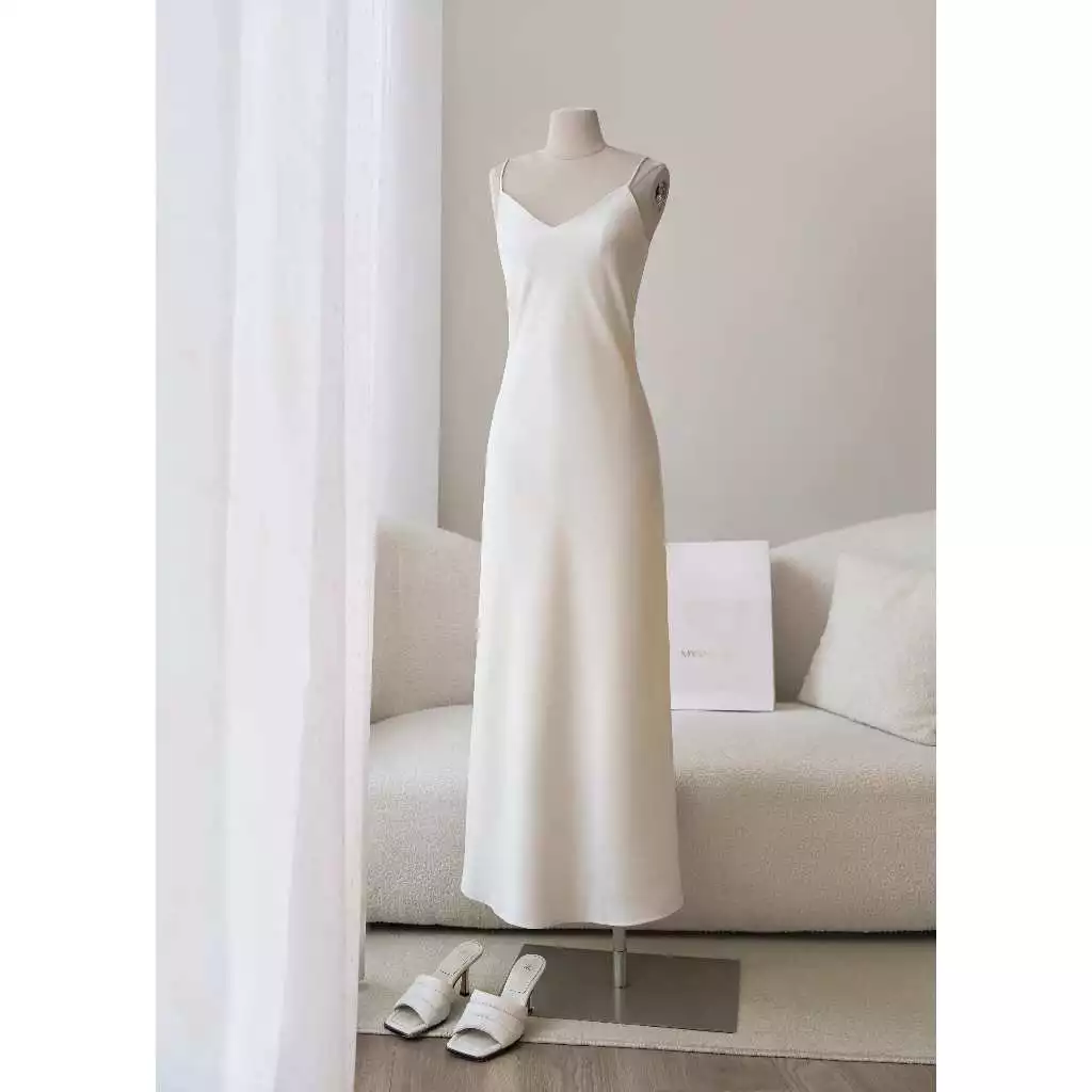 Váy lụa 2 dây cổ tim dáng dài