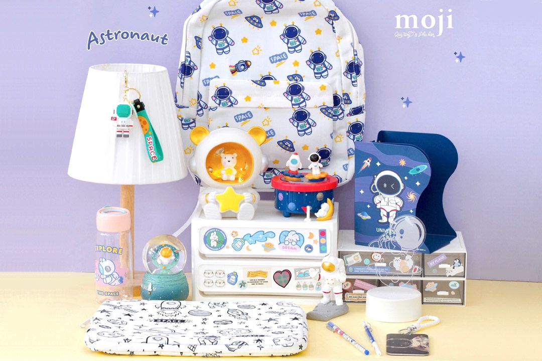 Astronaut in Moji