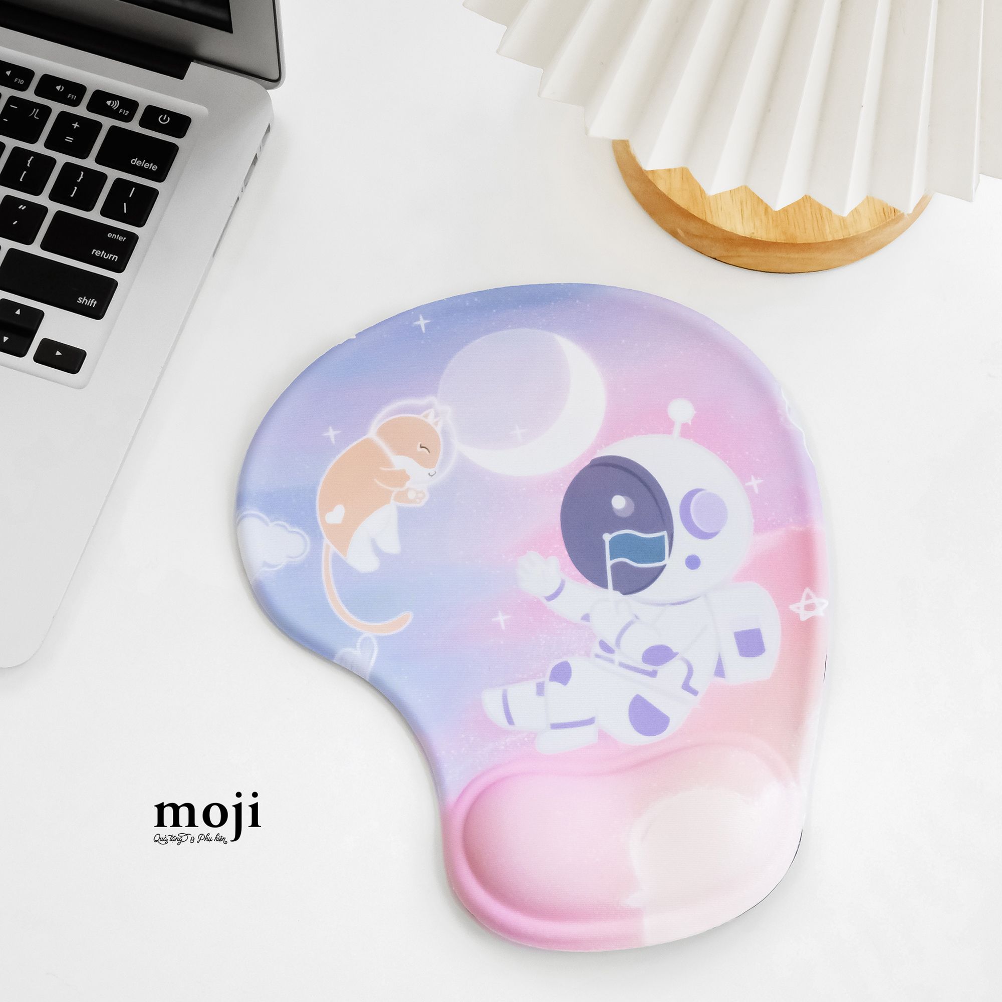 Lót chuột đệm tay Astronaut hold flag playing with cat 19x23