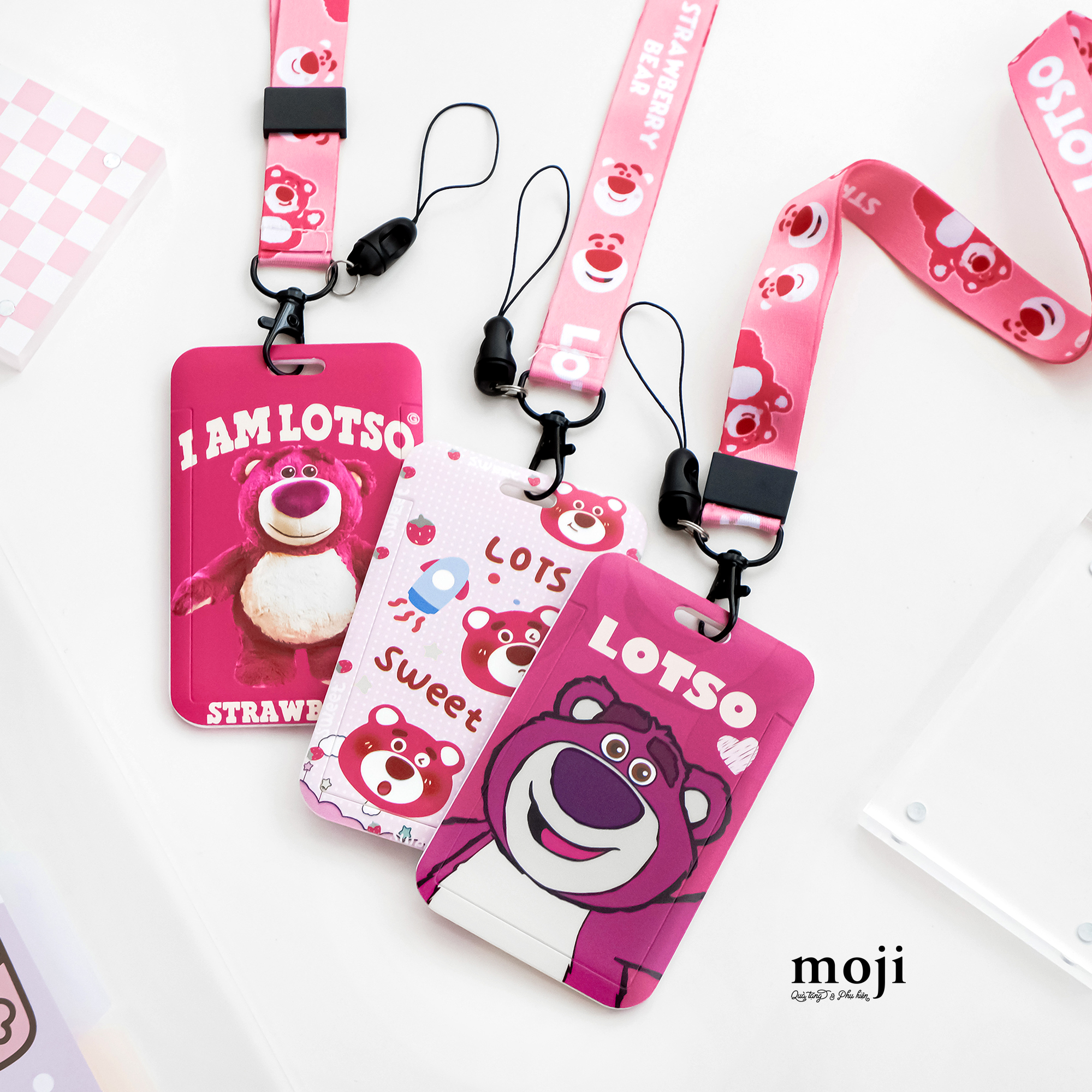 Đeo thẻ dọc TS Gấu dâu Lotso happy life kèm strap 7x11
