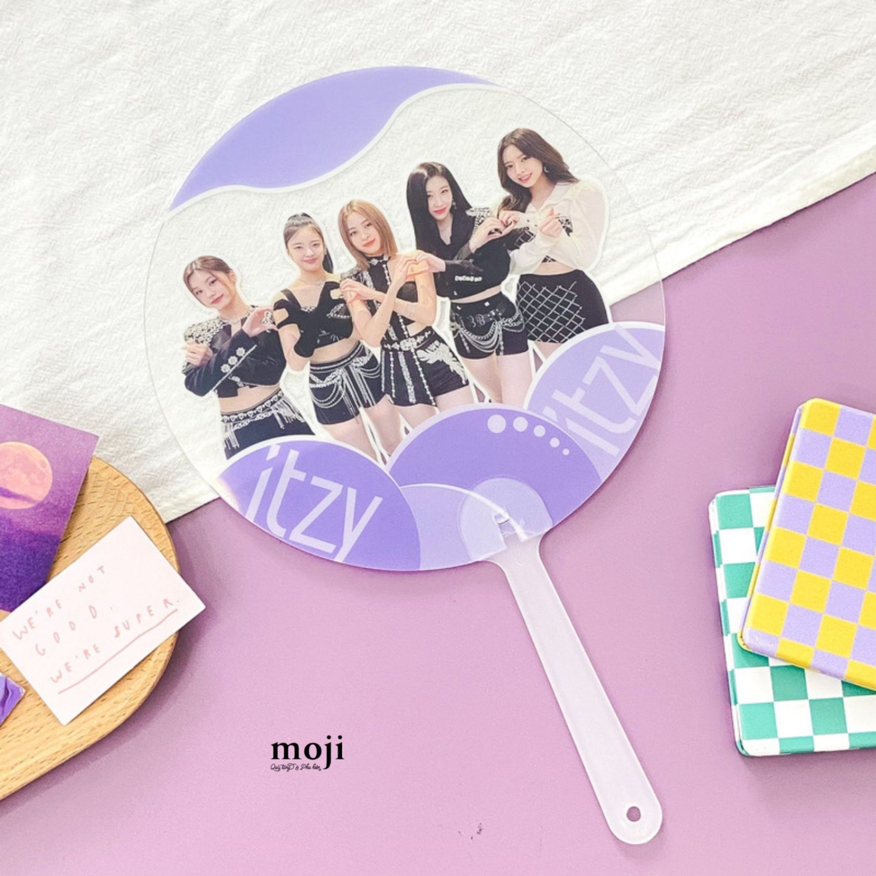 Quạt nhựa cầm tay idol ITZY Black dress 300523